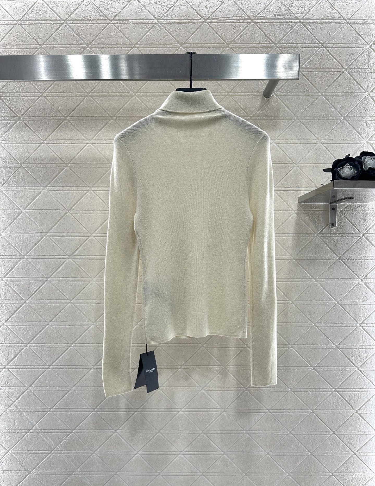 ♥Saint Lauren*♥2025新品上架 高领胸针打底衫定制YB天丝羊毛材质，柔软细腻，质感舒适，