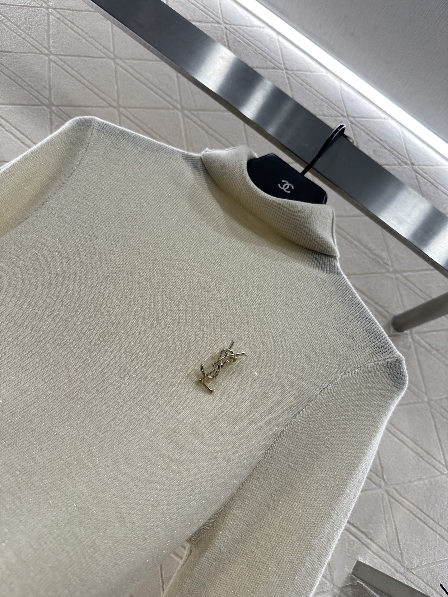 ♥Saint Lauren*♥2025新品上架 高领胸针打底衫定制YB天丝羊毛材质，柔软细腻，质感舒适，