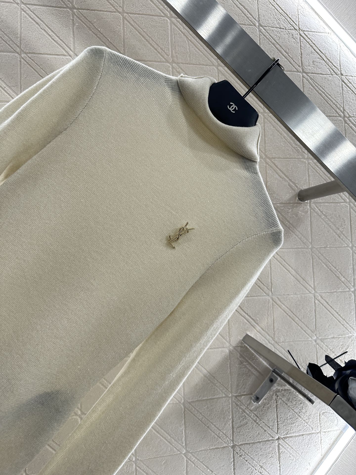 ♥Saint Lauren*♥2025新品上架 高领胸针打底衫定制YB天丝羊毛材质，柔软细腻，质感舒适，