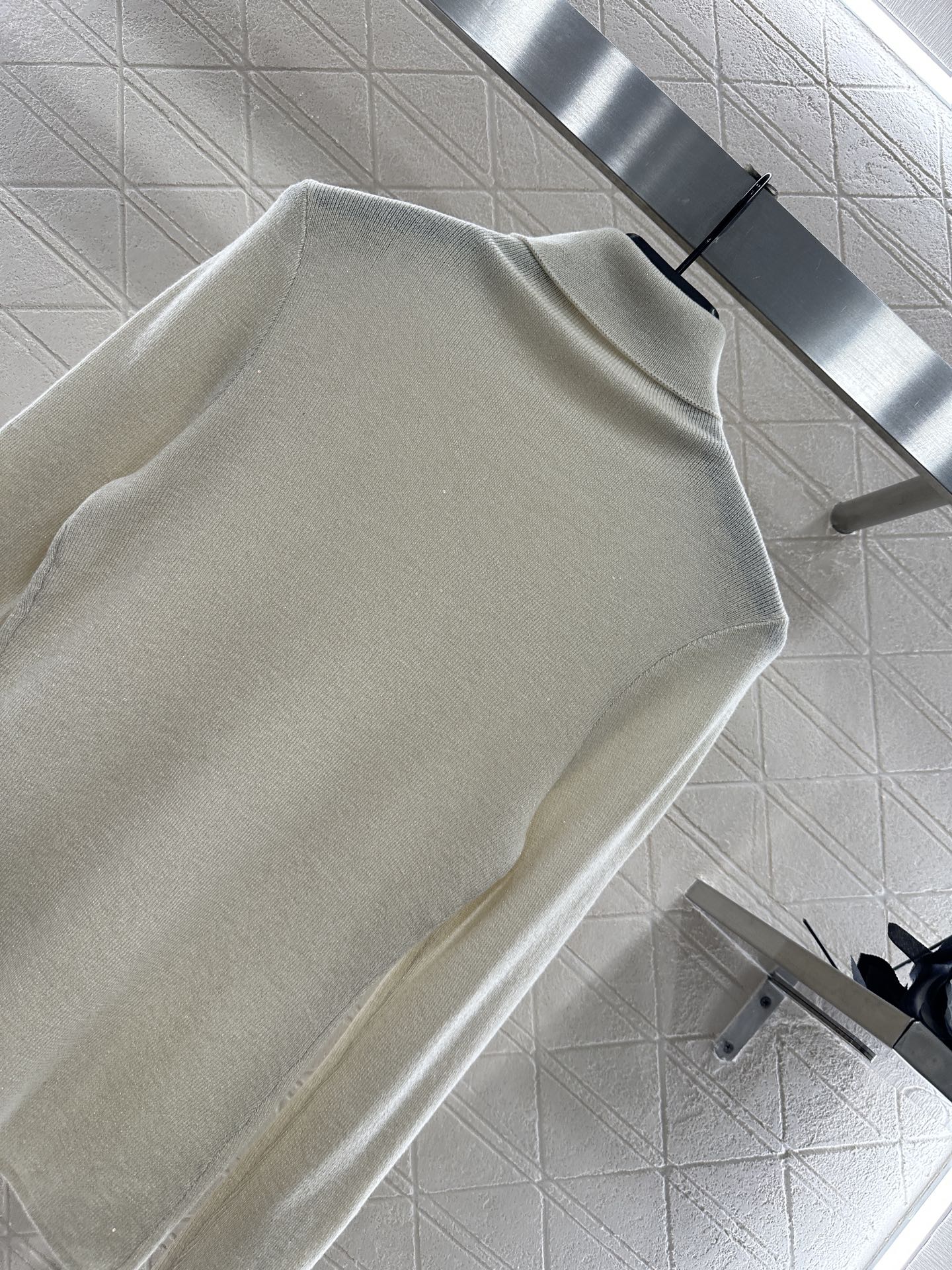 ♥Saint Lauren*♥2025新品上架 高领胸针打底衫定制YB天丝羊毛材质，柔软细腻，质感舒适，