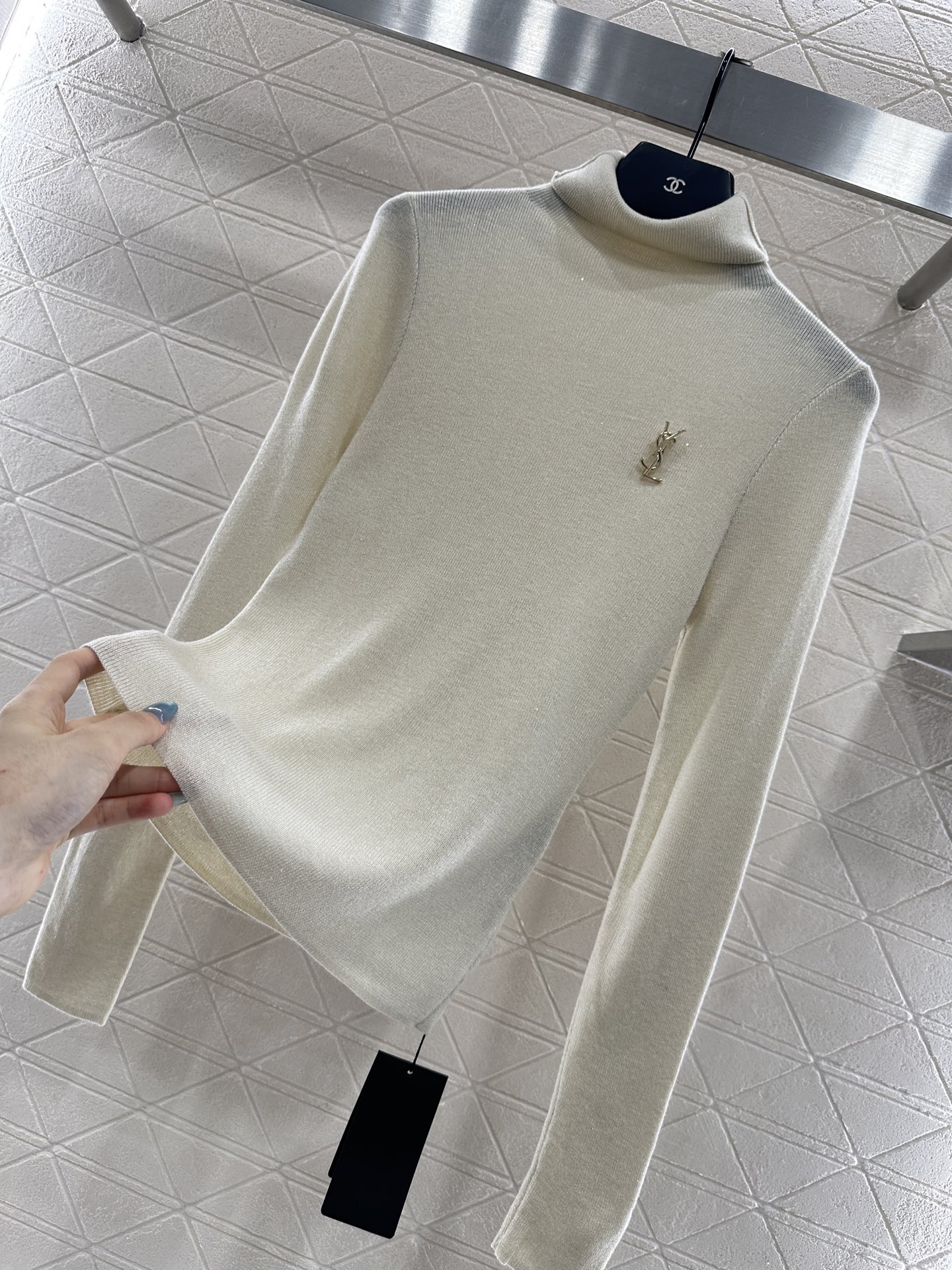 ♥Saint Lauren*♥2025新品上架 高领胸针打底衫定制YB天丝羊毛材质，柔软细腻，质感舒适，