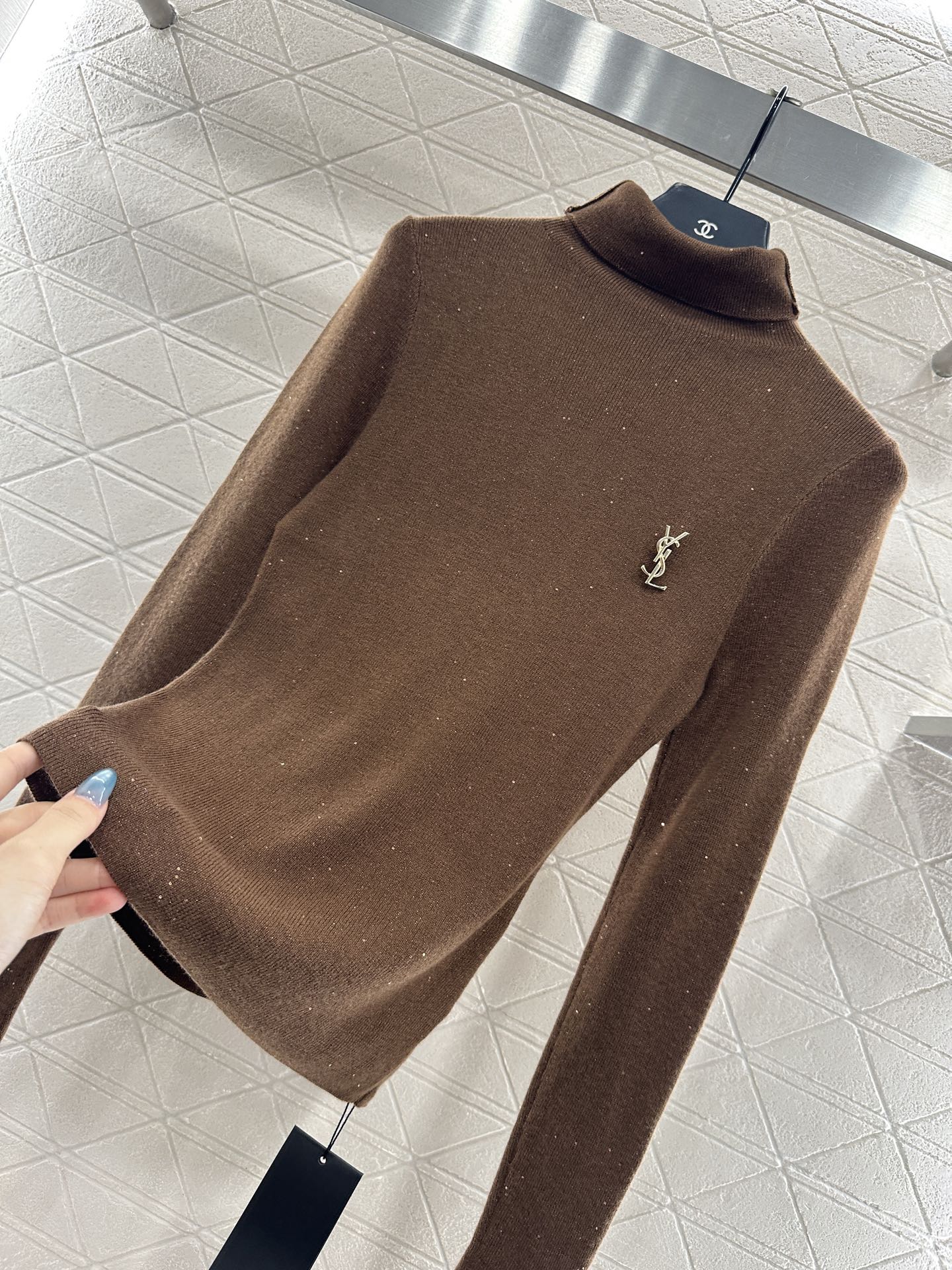 ♥Saint Lauren*♥2025新品上架 高领胸针打底衫定制YB天丝羊毛材质，柔软细腻，质感舒适，