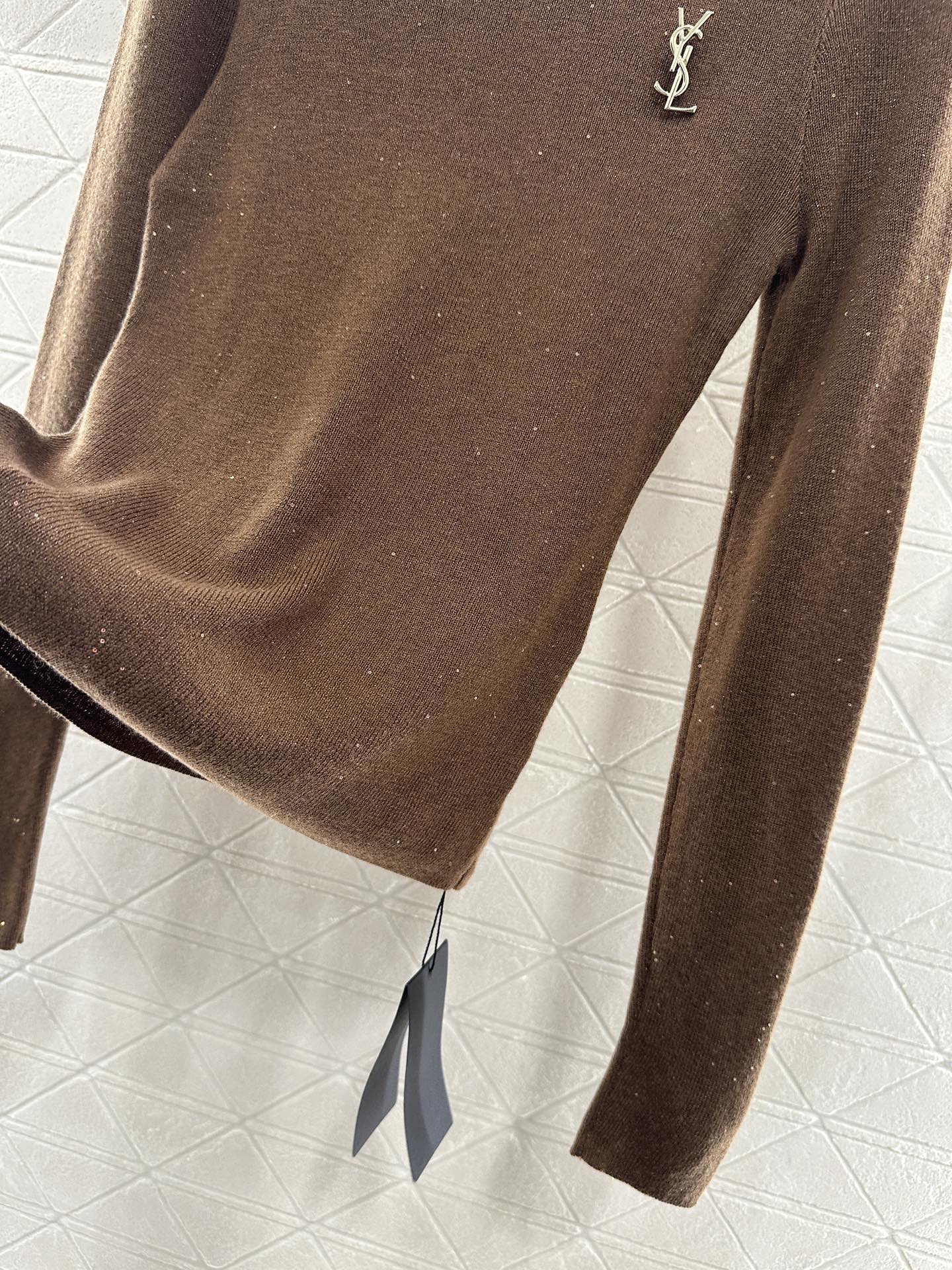 ♥Saint Lauren*♥2025新品上架 高领胸针打底衫定制YB天丝羊毛材质，柔软细腻，质感舒适，