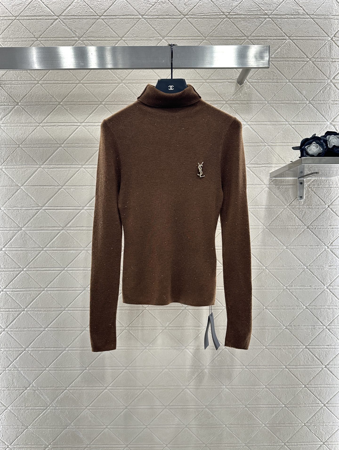 ♥Saint Lauren*♥2025新品上架 高领胸针打底衫定制YB天丝羊毛材质，柔软细腻，质感舒适，