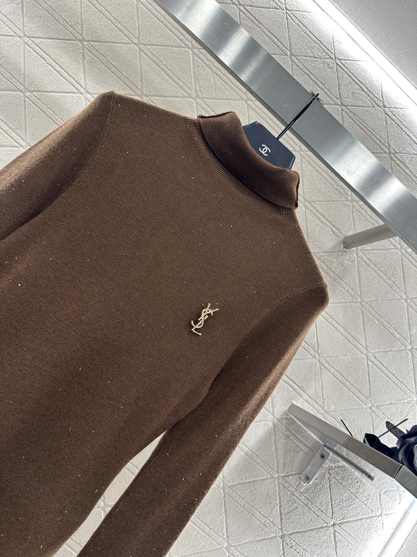 ♥Saint Lauren*♥2025新品上架 高领胸针打底衫定制YB天丝羊毛材质，柔软细腻，质感舒适，