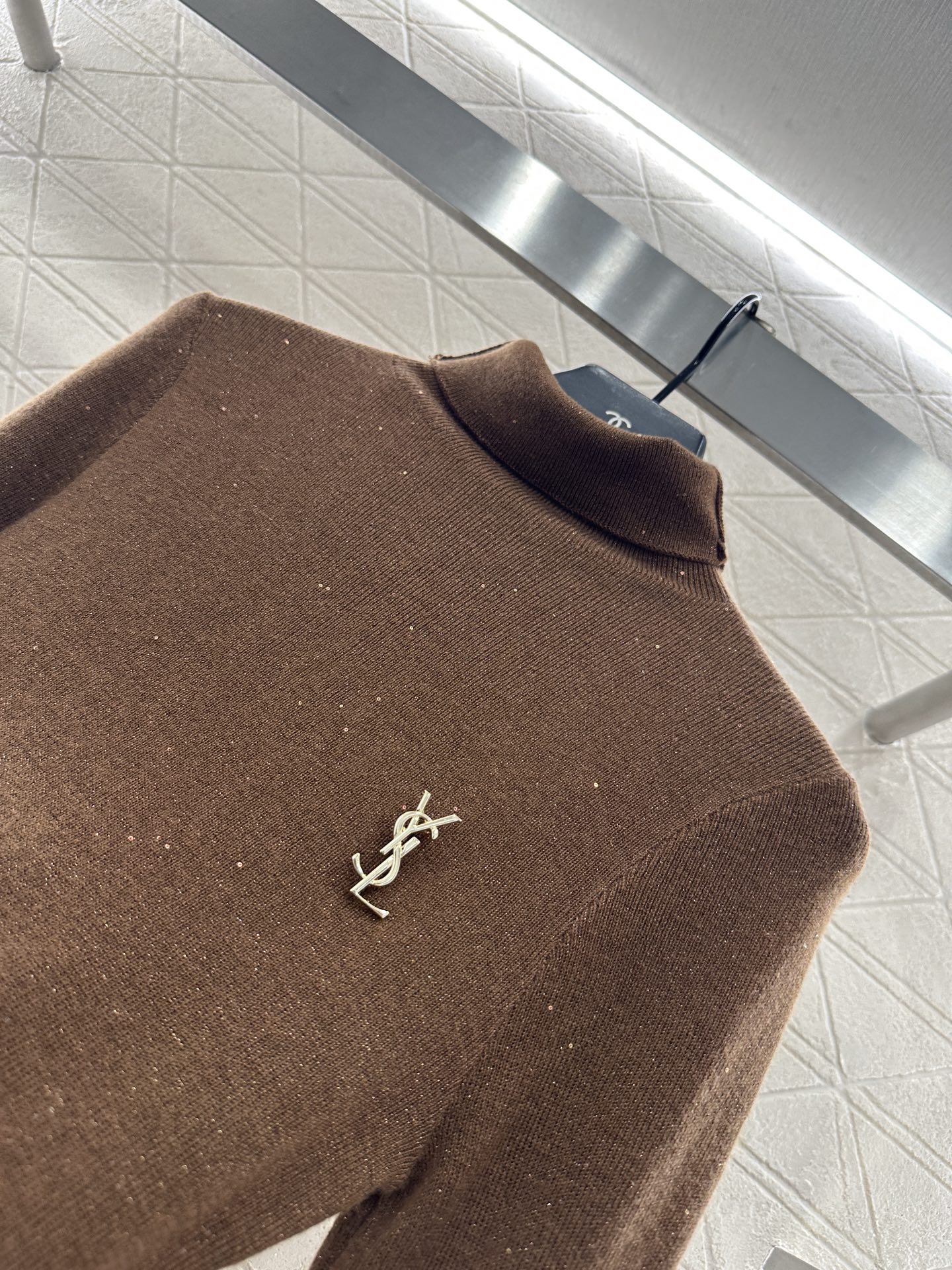 ♥Saint Lauren*♥2025新品上架 高领胸针打底衫定制YB天丝羊毛材质，柔软细腻，质感舒适，