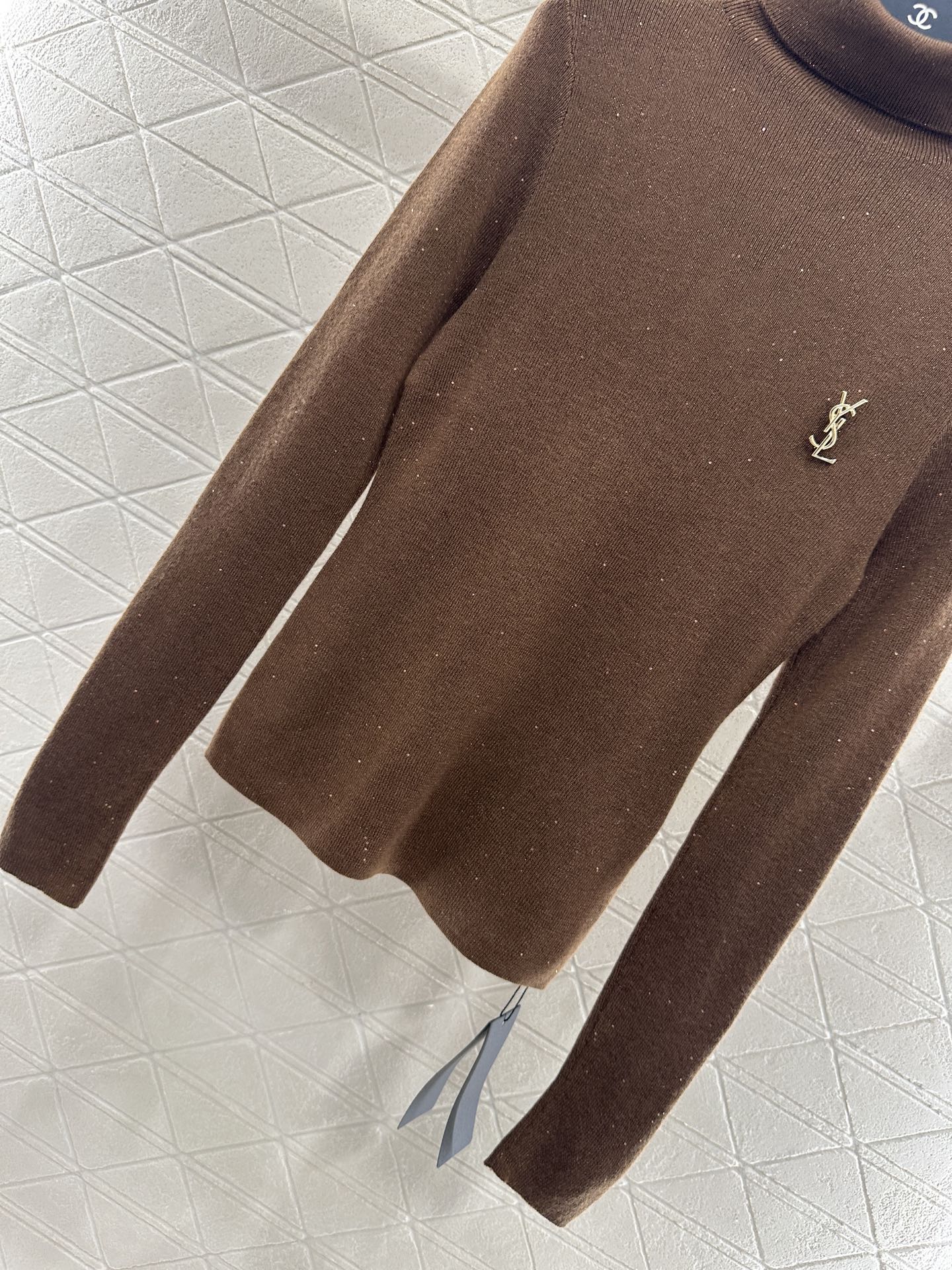 ♥Saint Lauren*♥2025新品上架 高领胸针打底衫定制YB天丝羊毛材质，柔软细腻，质感舒适，
