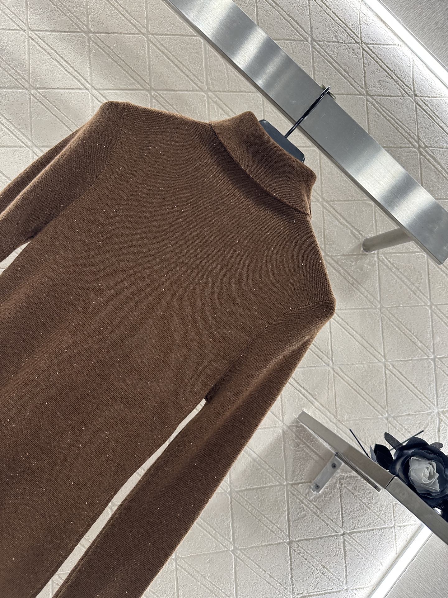 ♥Saint Lauren*♥2025新品上架 高领胸针打底衫定制YB天丝羊毛材质，柔软细腻，质感舒适，