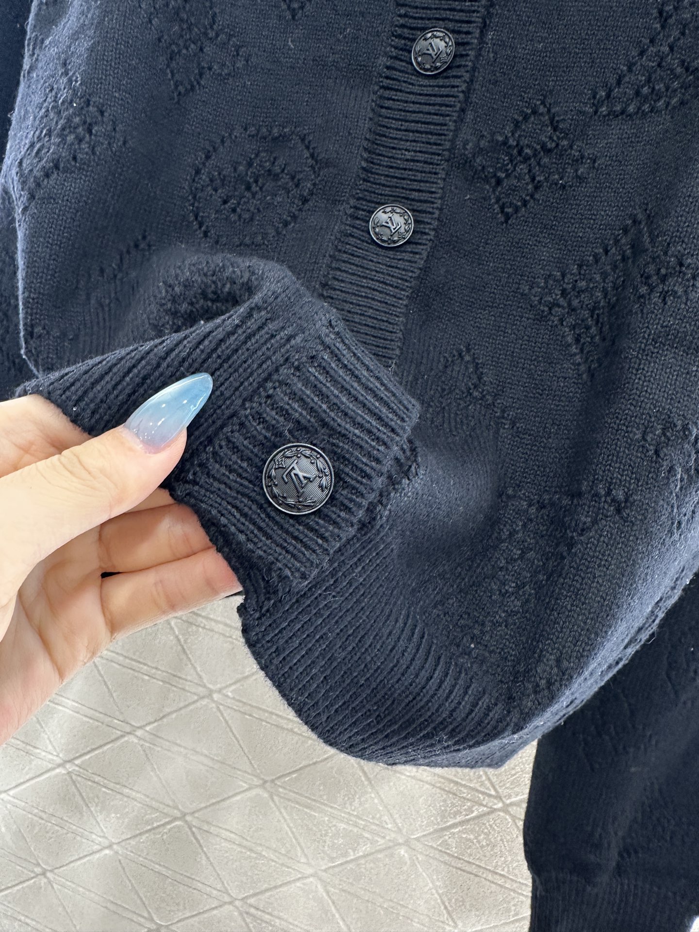 ♥Louis vuitto*♥2025新品上架 镂空针织圆领开衫定制YB羊绒羊毛纱线织造，质感高级，舒适