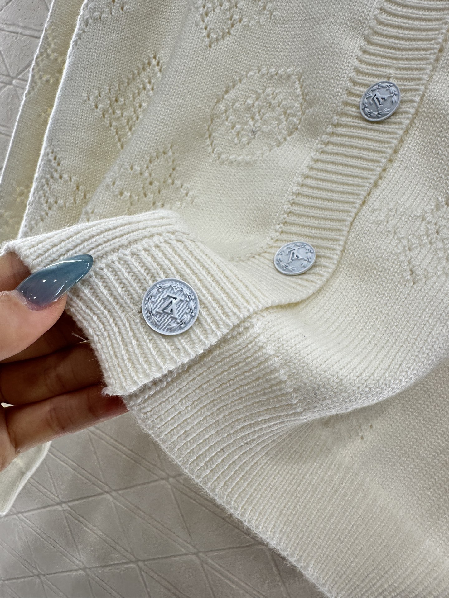 ♥Louis vuitto*♥2025新品上架 镂空针织圆领开衫定制YB羊绒羊毛纱线织造，质感高级，舒适