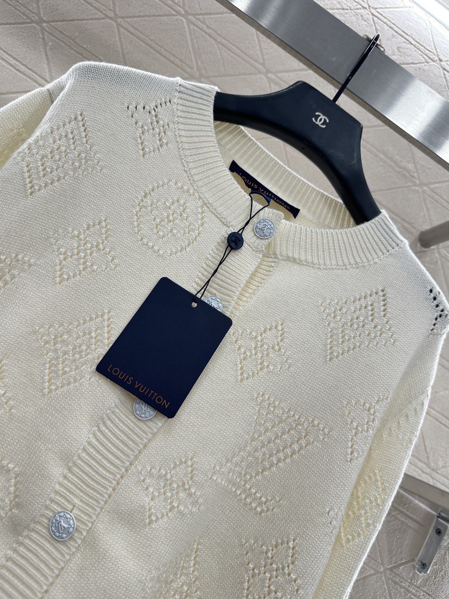 ♥Louis vuitto*♥2025新品上架 镂空针织圆领开衫定制YB羊绒羊毛纱线织造，质感高级，舒适