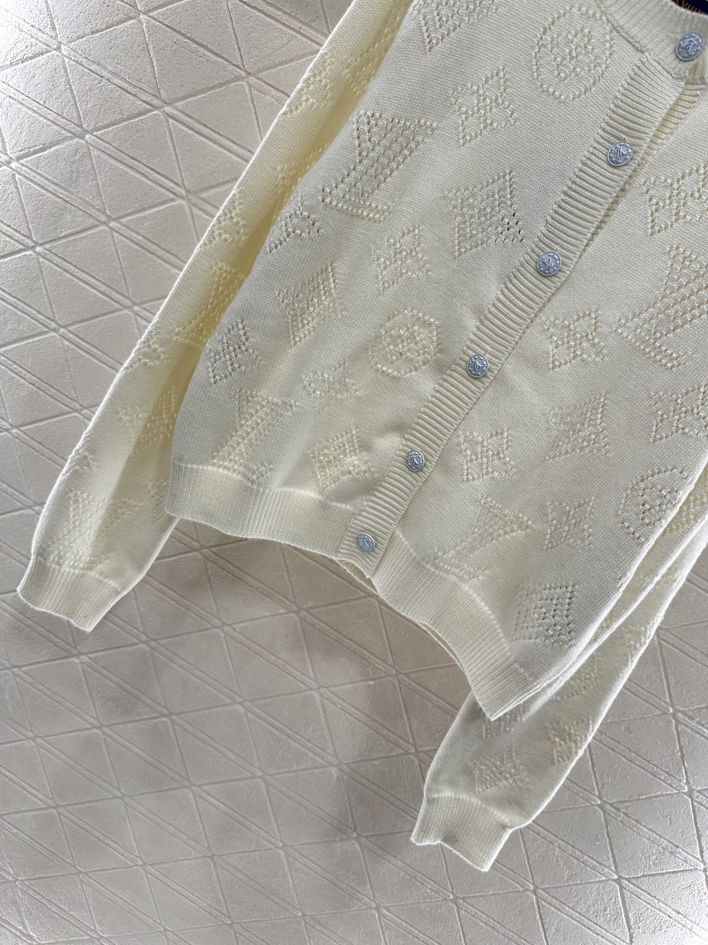 ♥Louis vuitto*♥2025新品上架 镂空针织圆领开衫定制YB羊绒羊毛纱线织造，质感高级，舒适