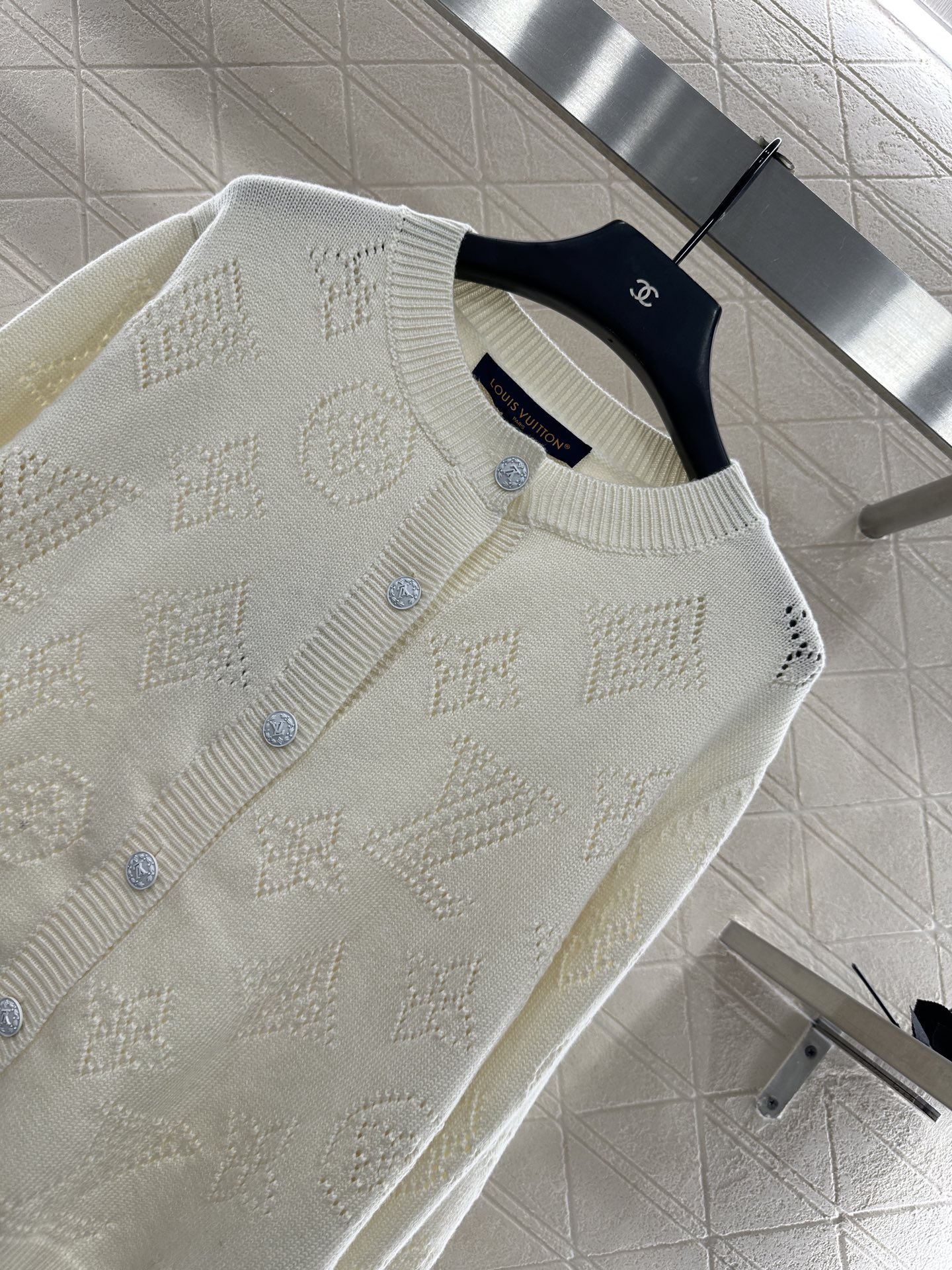 ♥Louis vuitto*♥2025新品上架 镂空针织圆领开衫定制YB羊绒羊毛纱线织造，质感高级，舒适