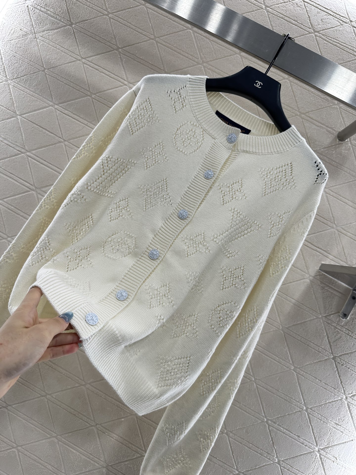 ♥Louis vuitto*♥2025新品上架 镂空针织圆领开衫定制YB羊绒羊毛纱线织造，质感高级，舒适