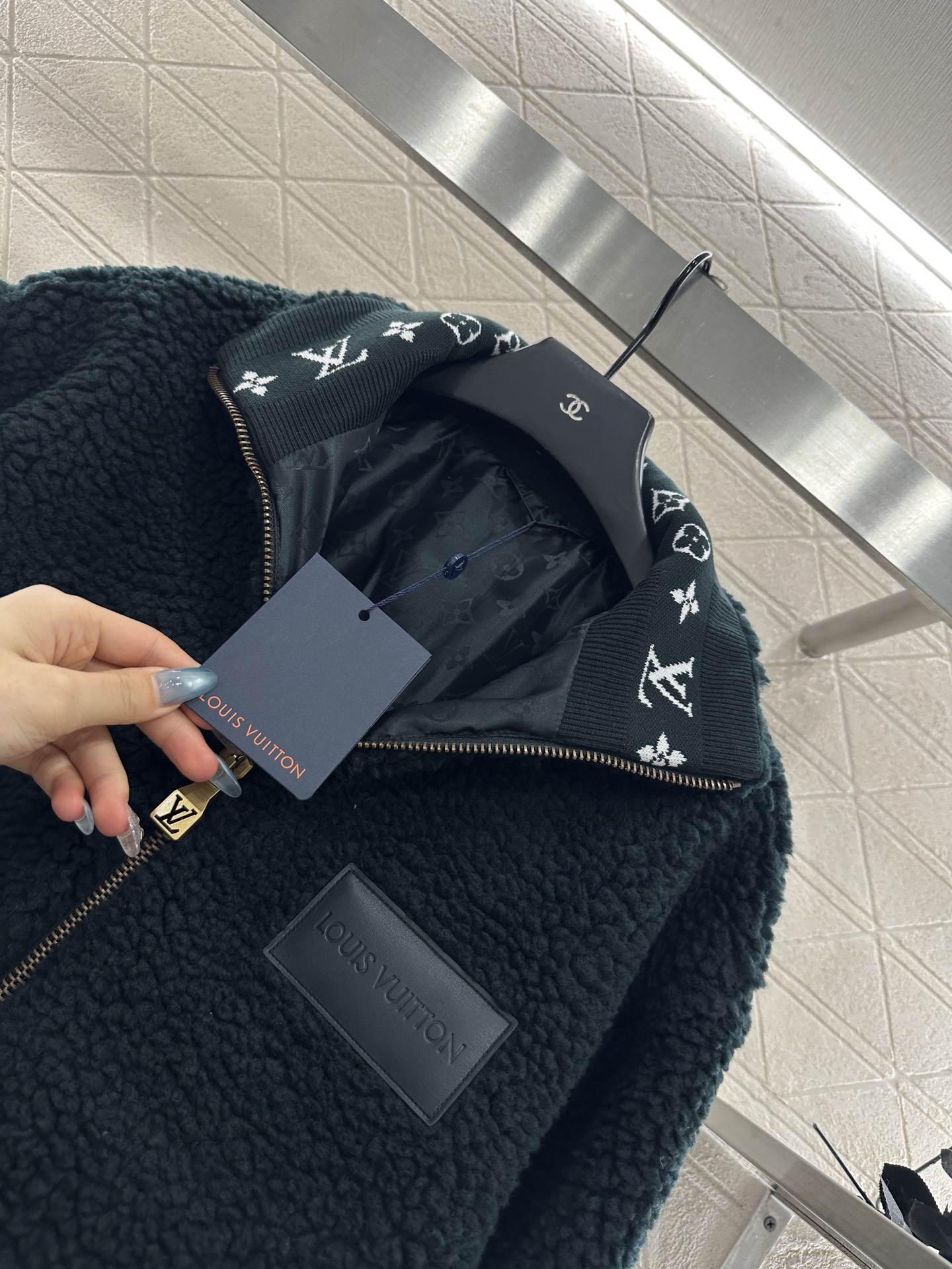 Louis Vuitton Teddy Fleece Zip-Up Jacket: Soft, Stylish, and Comfortable 3 i1759069630746 2866 0 2