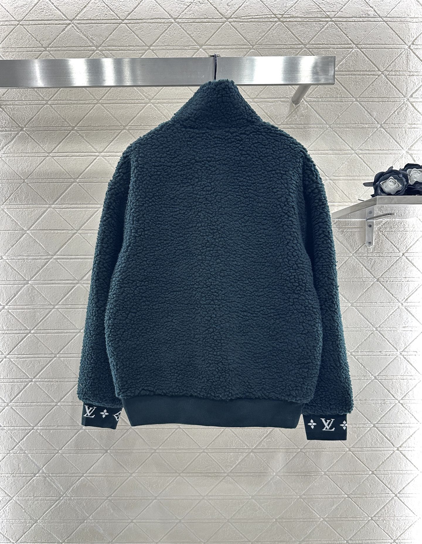 Louis Vuitton Teddy Fleece Zip-Up Jacket: Soft, Stylish, and Comfortable 2 i1759069630794 2732 0 1