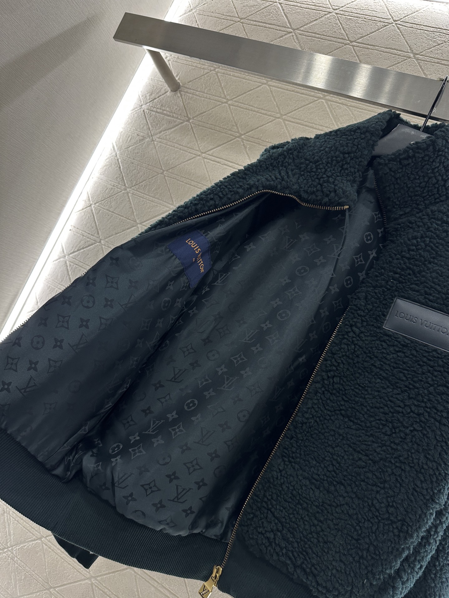 Louis Vuitton Teddy Fleece Zip-Up Jacket: Soft, Stylish, and Comfortable 8 i1759069630824 673 0 8
