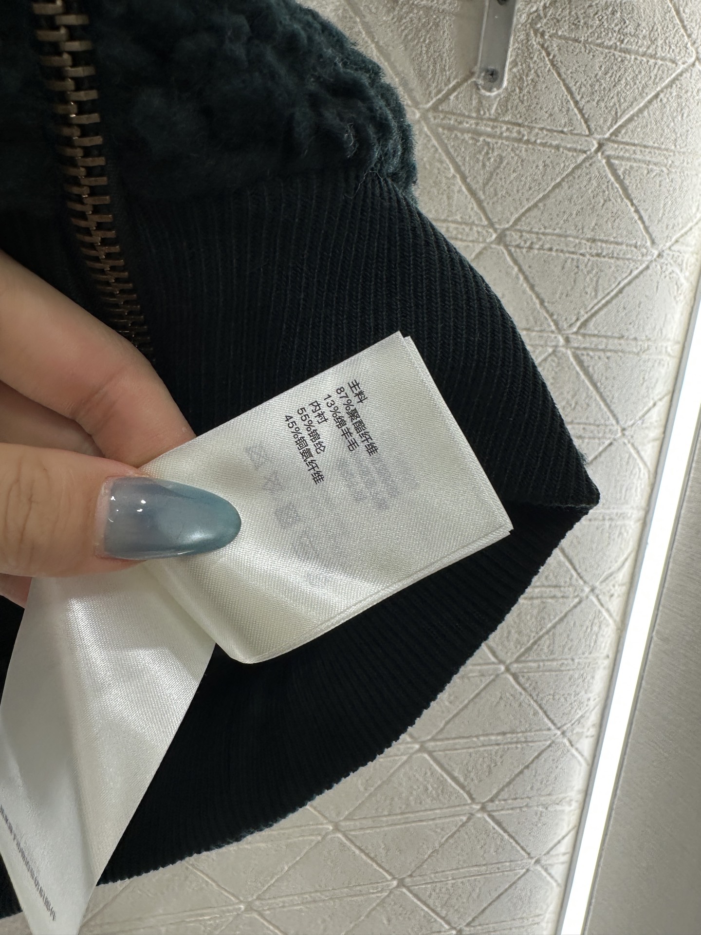 Louis Vuitton Teddy Fleece Zip-Up Jacket: Soft, Stylish, and Comfortable 9 i1759069631822 6403 0 9