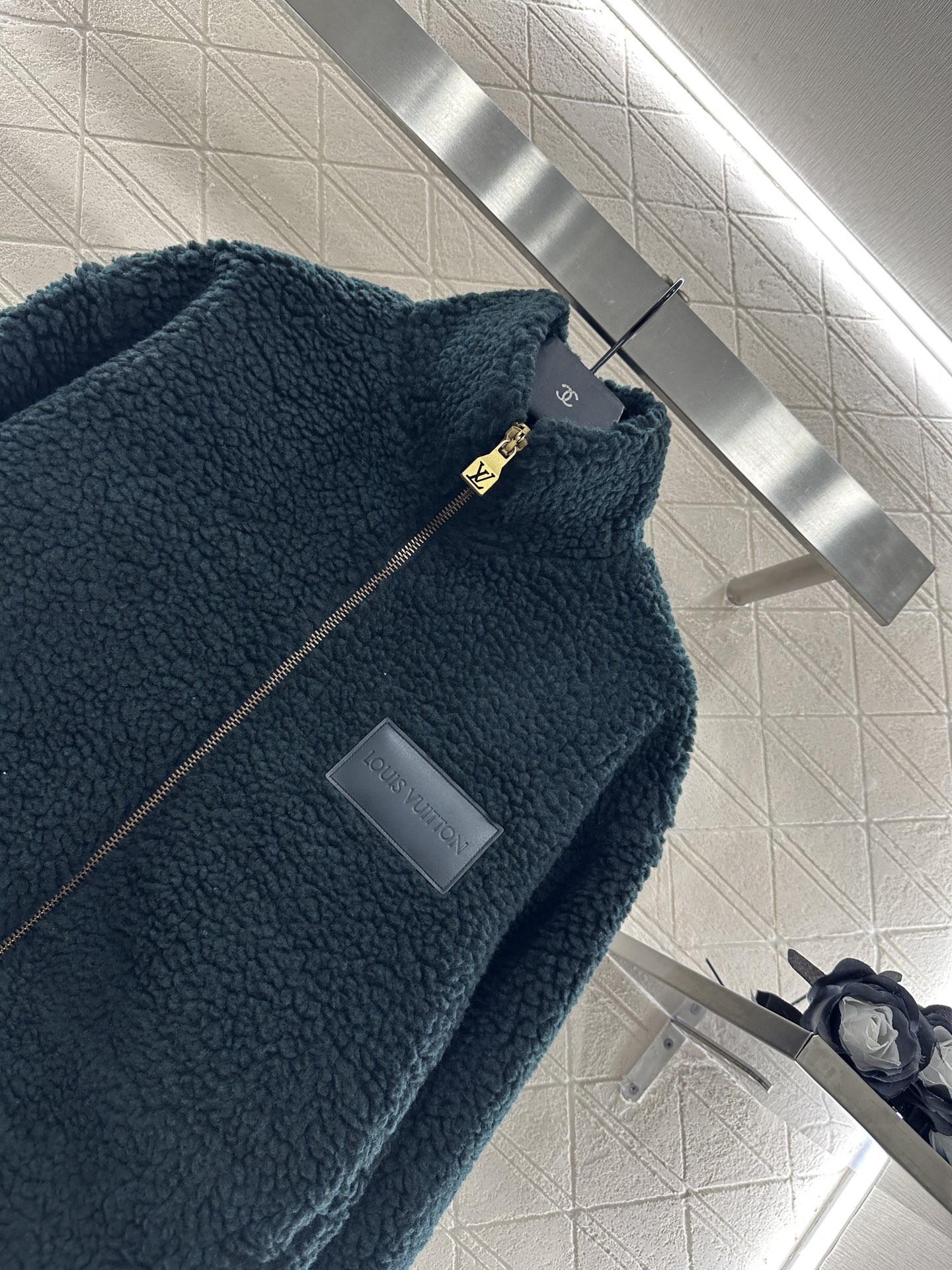 Louis Vuitton Teddy Fleece Zip-Up Jacket: Soft, Stylish, and Comfortable 4 i1759069631825 8811 0 3