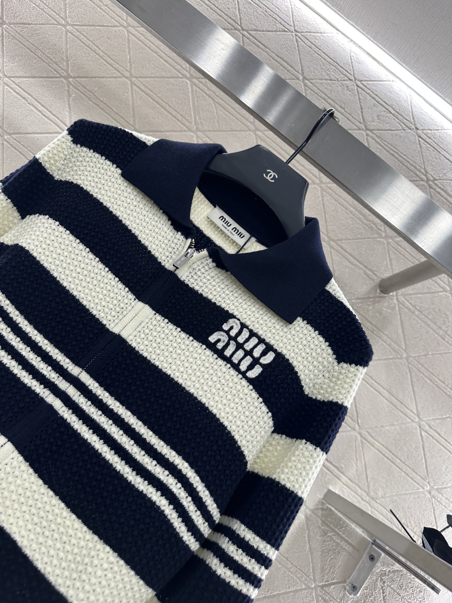 ♥Miumi*♥2025新品上架 翻领针织条纹开衫定制YB羊毛纱线织造，柔软细腻，质感舒适，翻领拉链开衫