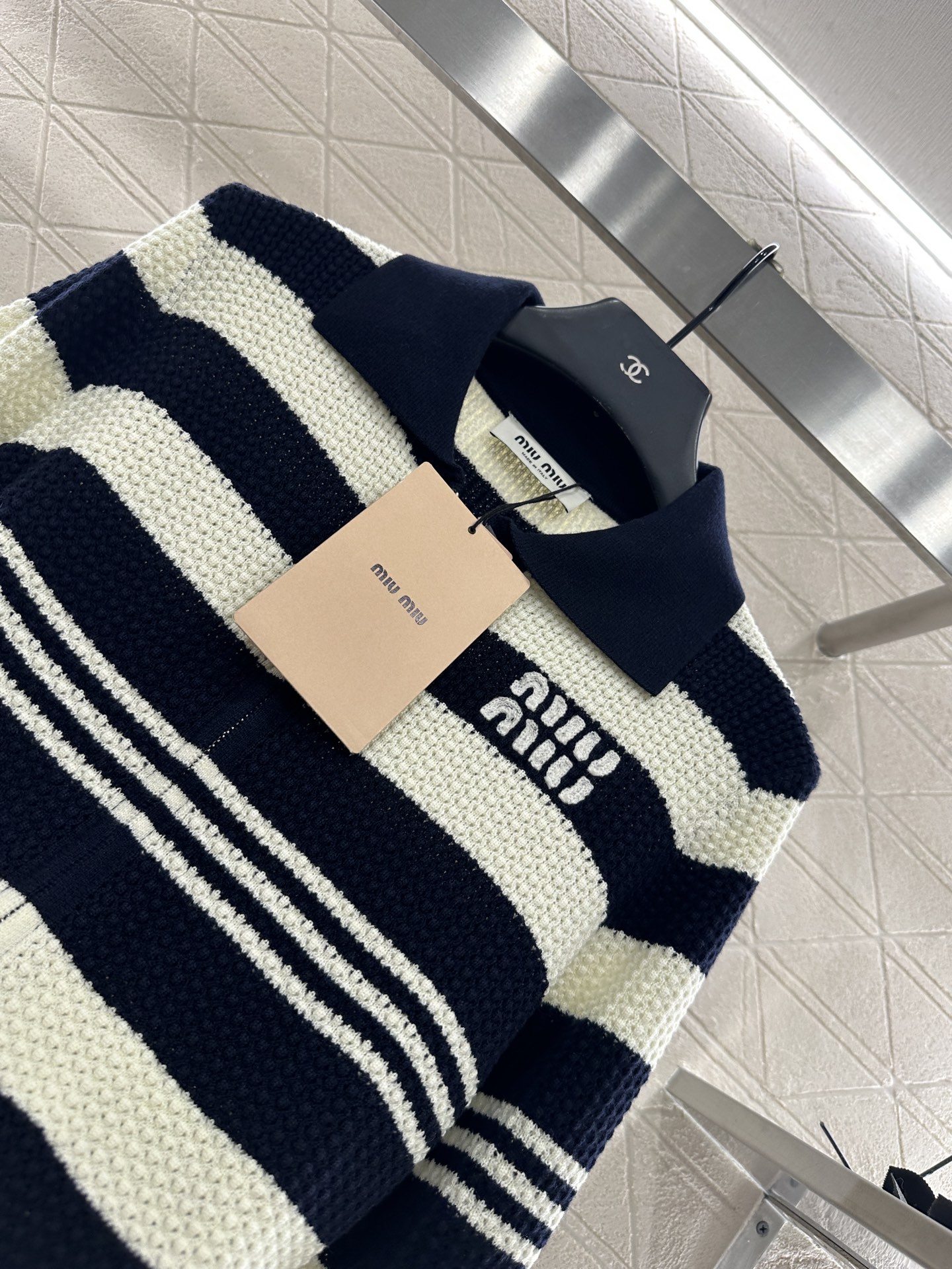 ♥Miumi*♥2025新品上架 翻领针织条纹开衫定制YB羊毛纱线织造，柔软细腻，质感舒适，翻领拉链开衫