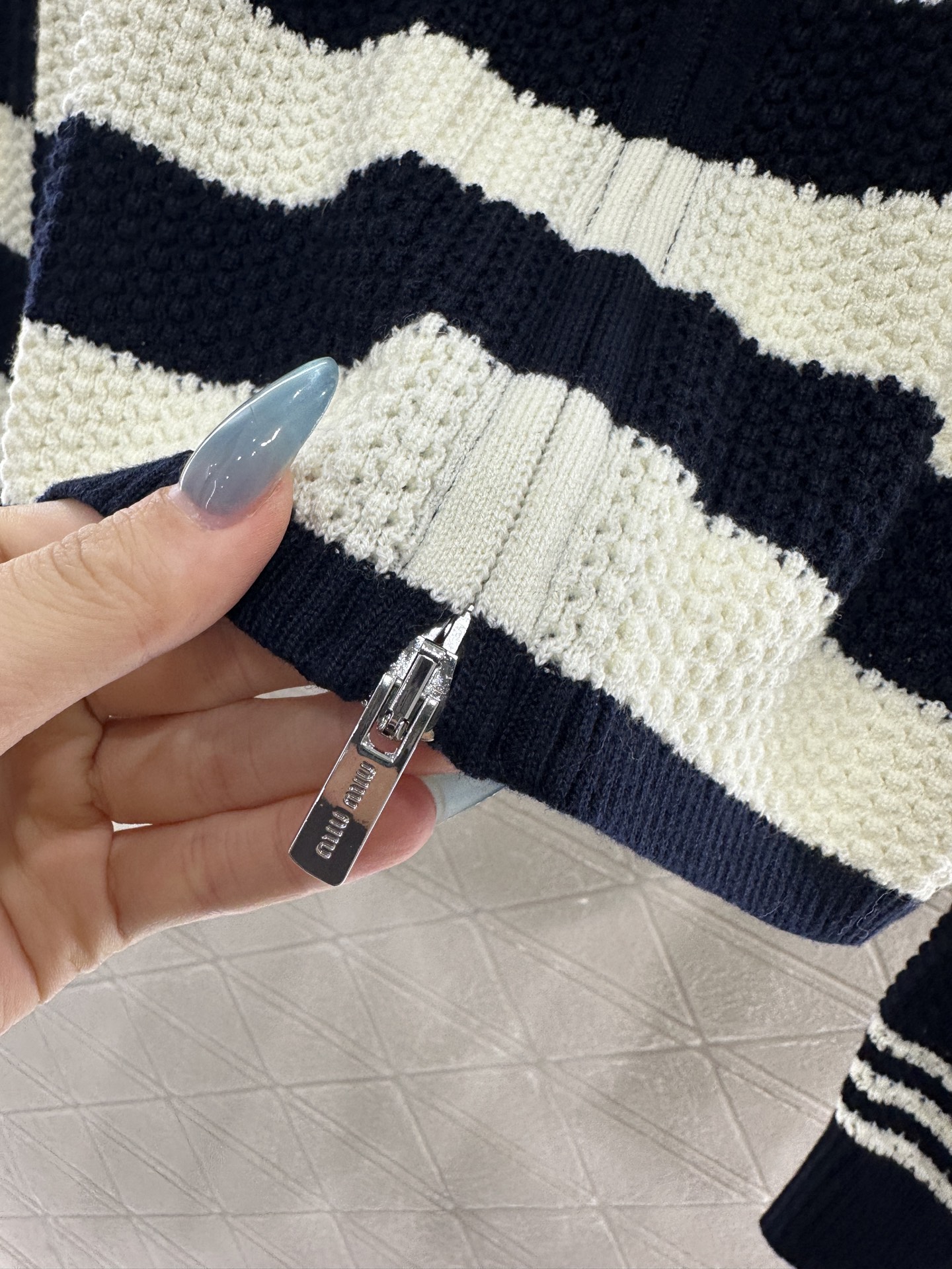 ♥Miumi*♥2025新品上架 翻领针织条纹开衫定制YB羊毛纱线织造，柔软细腻，质感舒适，翻领拉链开衫