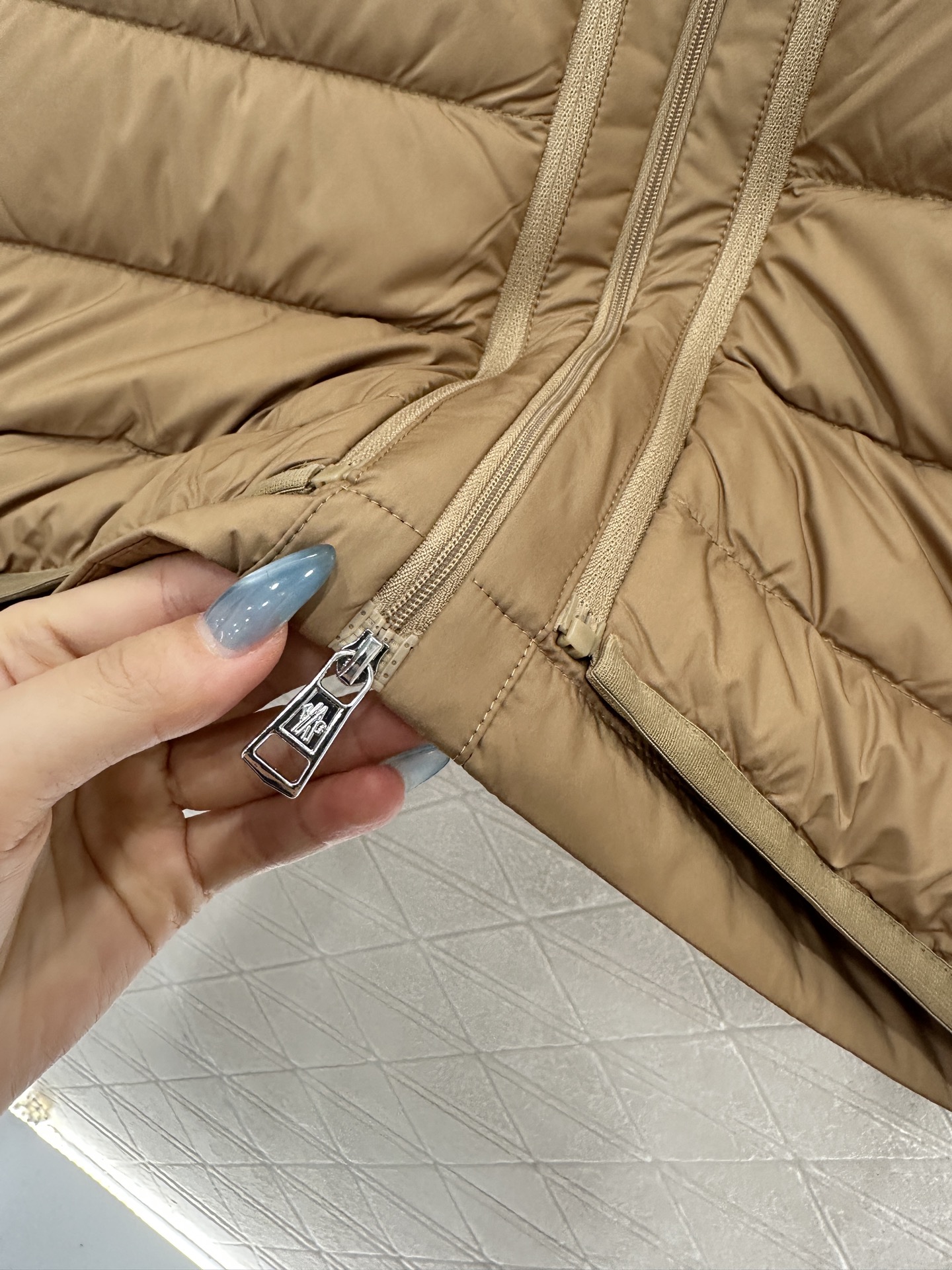 ♥Moncle*♥2025新品上架 长方压纹羽绒夹克两件套定制YB防风防水尼龙材质，白鹅绒填充内里，整件