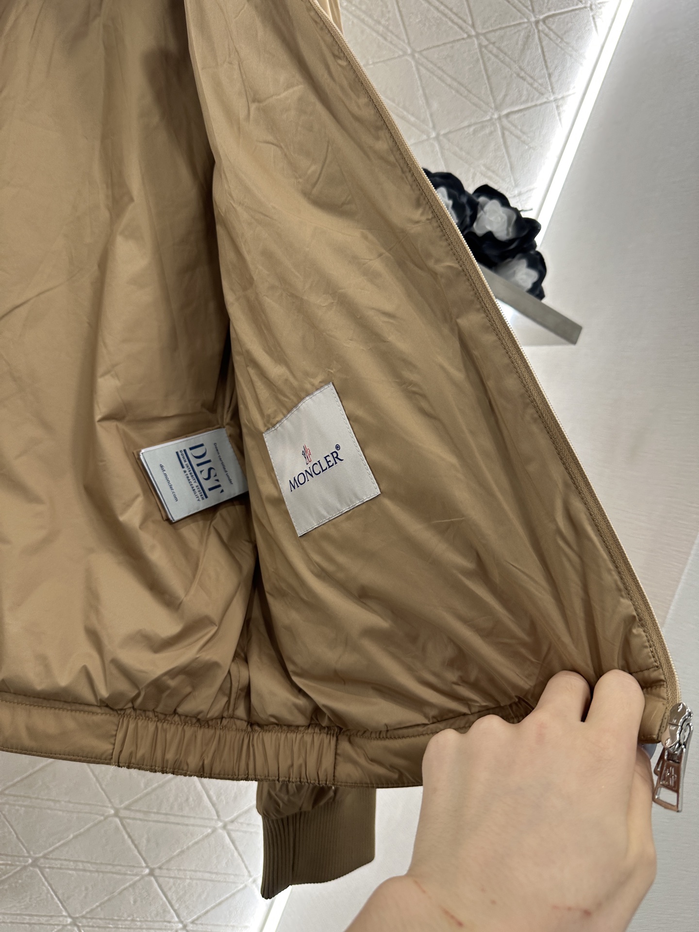 ♥Moncle*♥2025新品上架 长方压纹羽绒夹克两件套定制YB防风防水尼龙材质，白鹅绒填充内里，整件