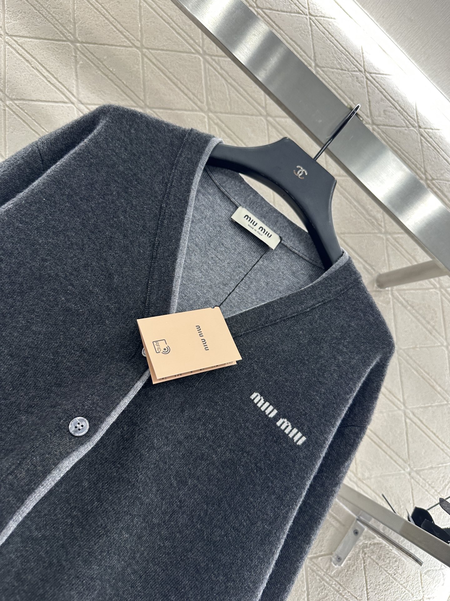 ♥Miumi*♥2025新品上架 撞色假两件针织开衫定制YB羊绒羊毛纱线织造，亲肤舒适，柔软有质感，V领