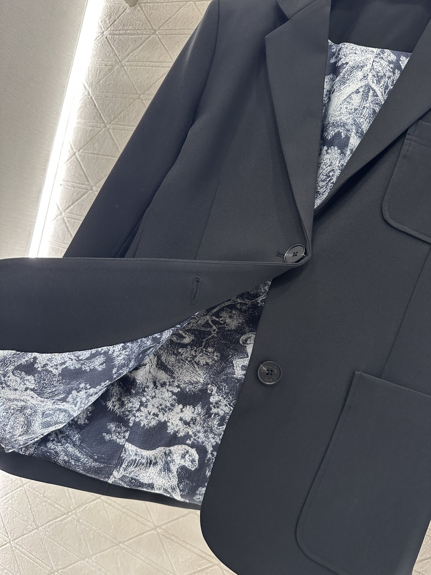 ♥Dio*♥2025新品上架 刺绣口袋西装外套定制YB进口材质，质感光泽，垂感更强，翻领正肩西装版型，通