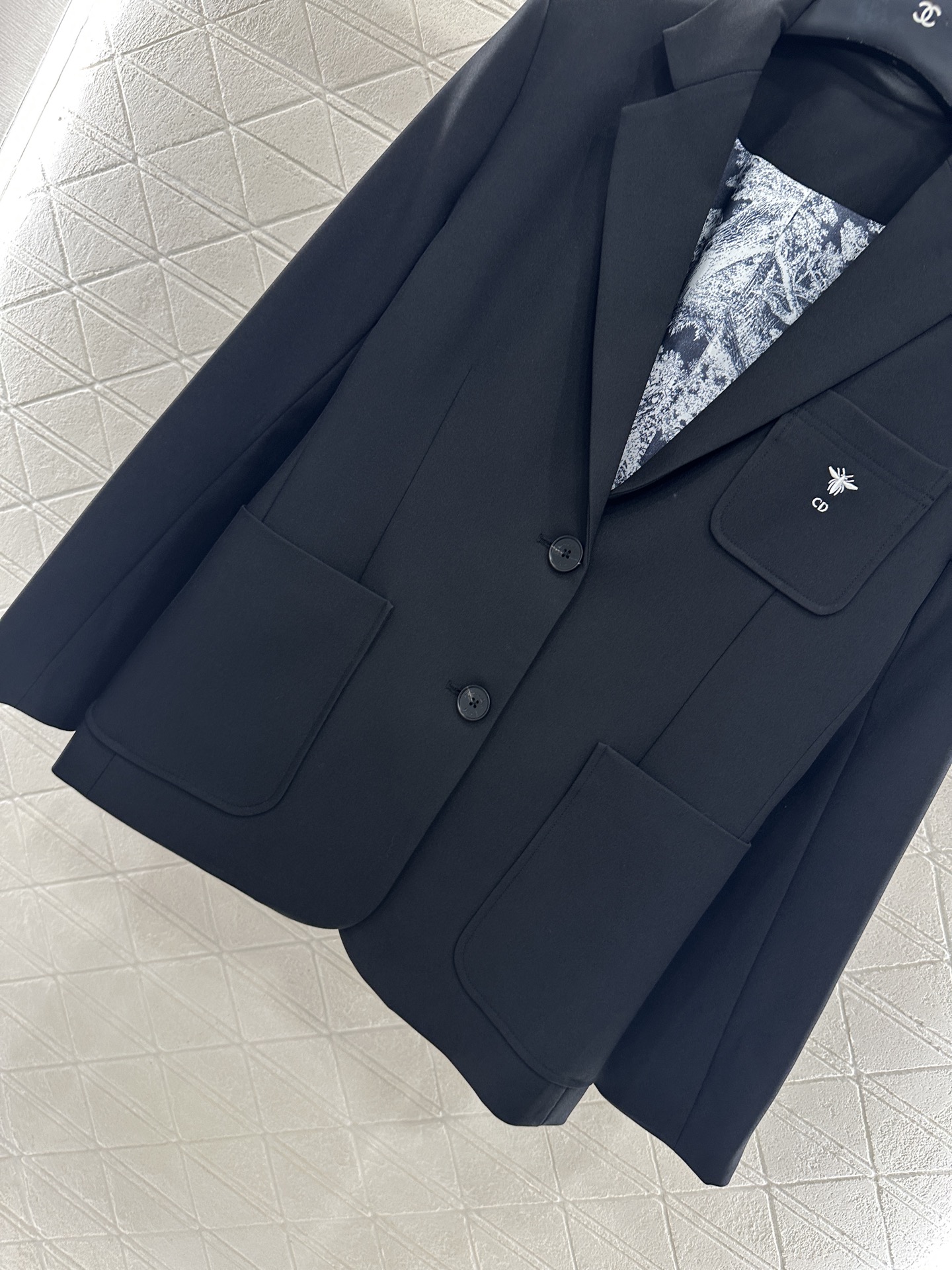 ♥Dio*♥2025新品上架 刺绣口袋西装外套定制YB进口材质，质感光泽，垂感更强，翻领正肩西装版型，通