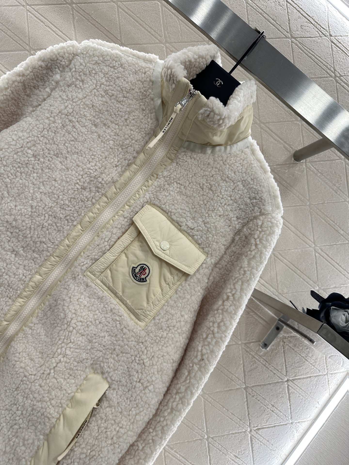 ♥Moncle♥2025新品上架 泰迪毛绒棉服外套通体饰以泰迪毛绒材质，质感柔软舒适，时髦洋气，立领棉服