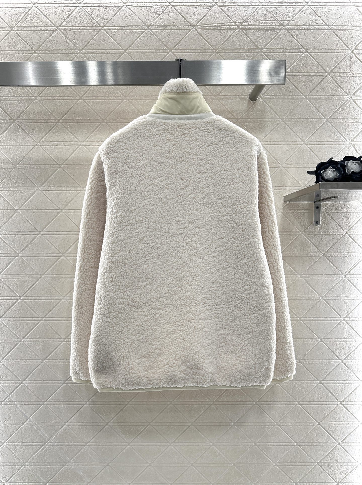 ♥Moncle♥2025新品上架 泰迪毛绒棉服外套通体饰以泰迪毛绒材质，质感柔软舒适，时髦洋气，立领棉服