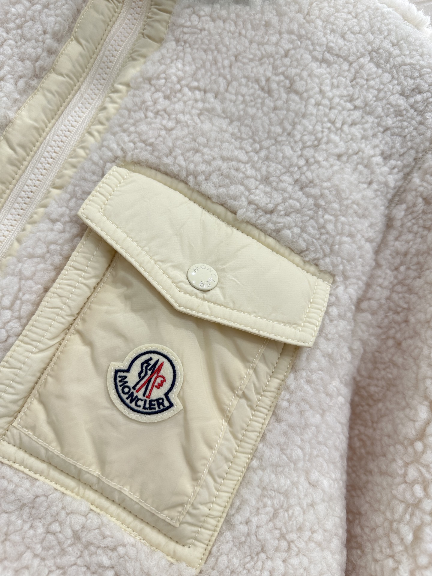 ♥Moncle♥2025新品上架 泰迪毛绒棉服外套通体饰以泰迪毛绒材质，质感柔软舒适，时髦洋气，立领棉服