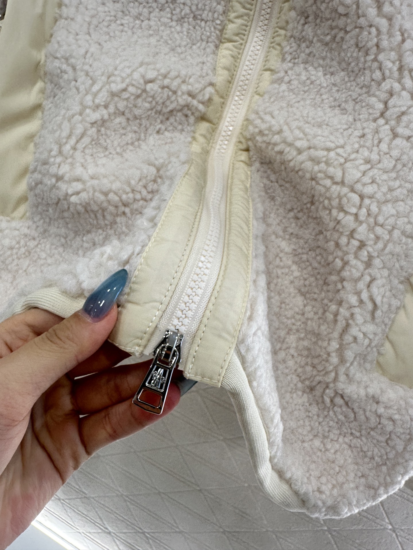 ♥Moncle♥2025新品上架 泰迪毛绒棉服外套通体饰以泰迪毛绒材质，质感柔软舒适，时髦洋气，立领棉服