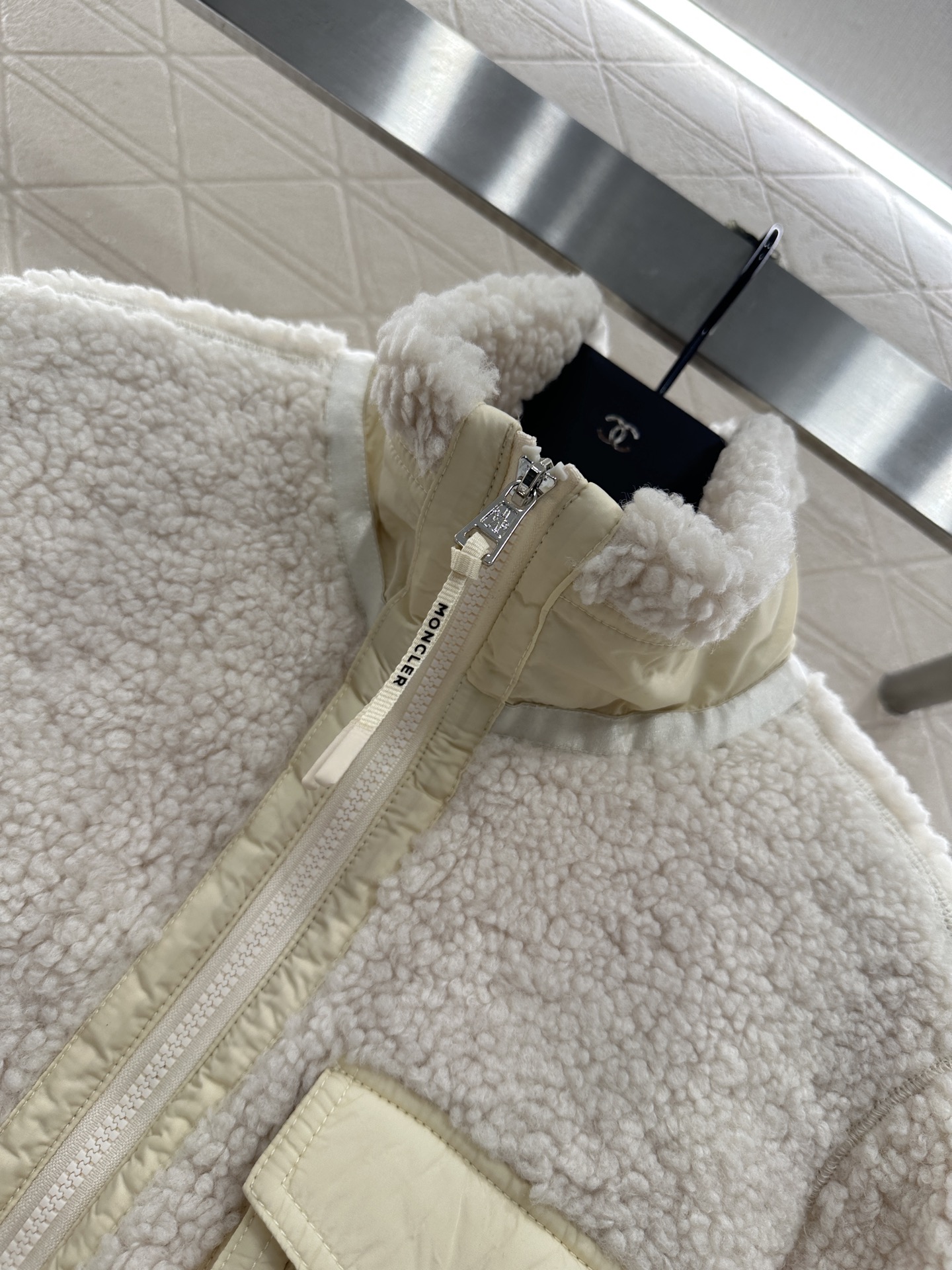 ♥Moncle♥2025新品上架 泰迪毛绒棉服外套通体饰以泰迪毛绒材质，质感柔软舒适，时髦洋气，立领棉服