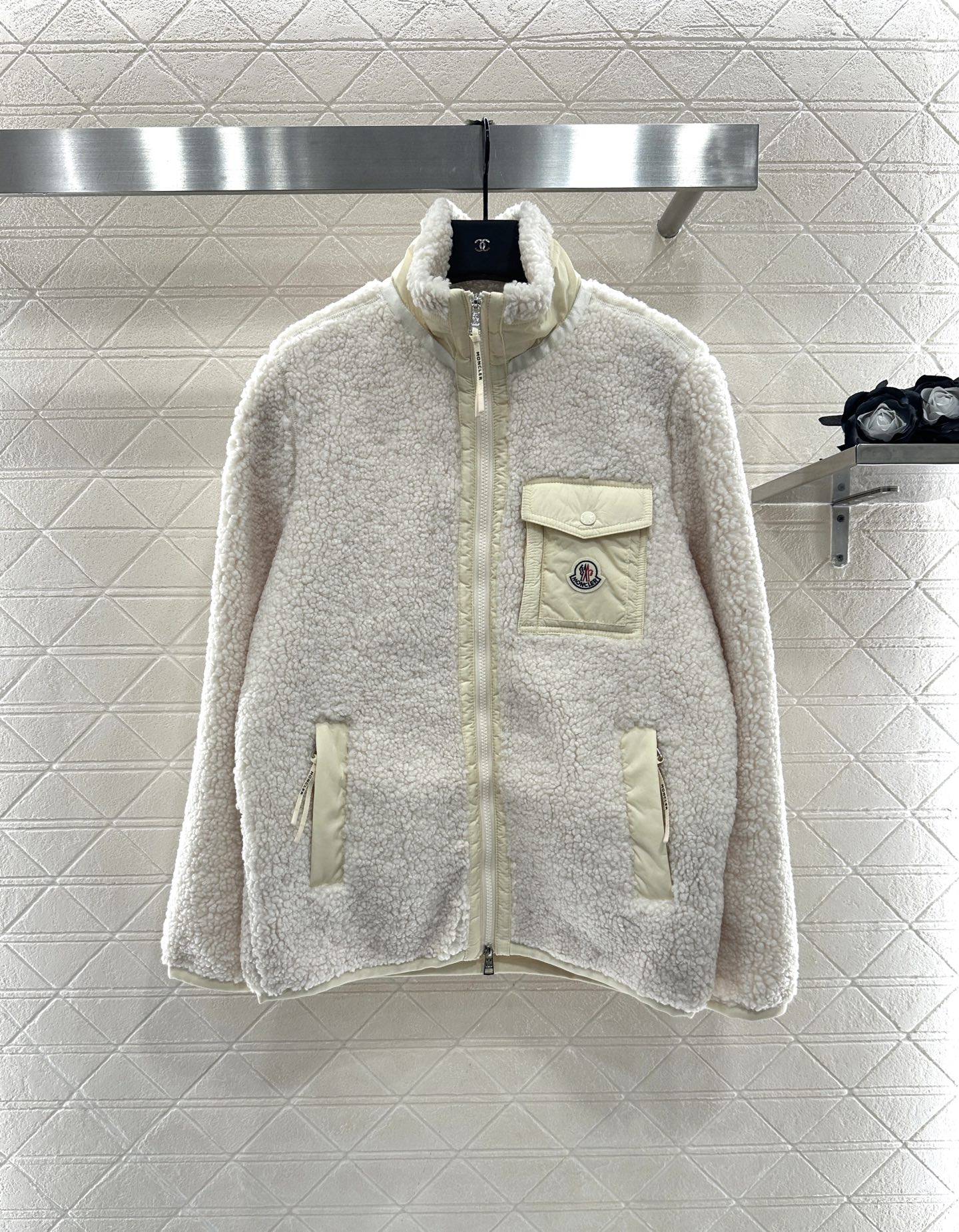 ♥Moncle♥2025新品上架 泰迪毛绒棉服外套通体饰以泰迪毛绒材质，质感柔软舒适，时髦洋气，立领棉服