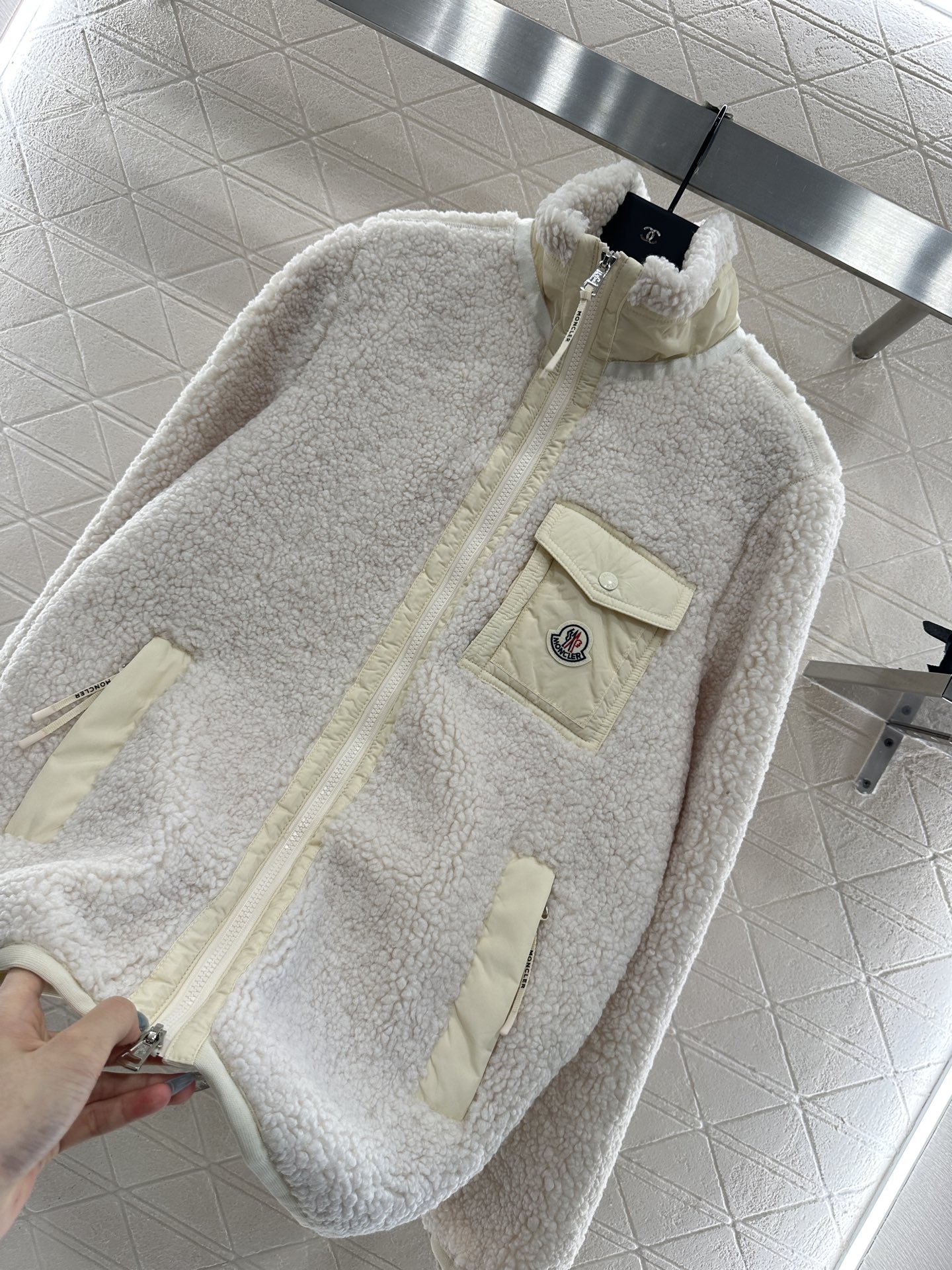 ♥Moncle♥2025新品上架 泰迪毛绒棉服外套通体饰以泰迪毛绒材质，质感柔软舒适，时髦洋气，立领棉服