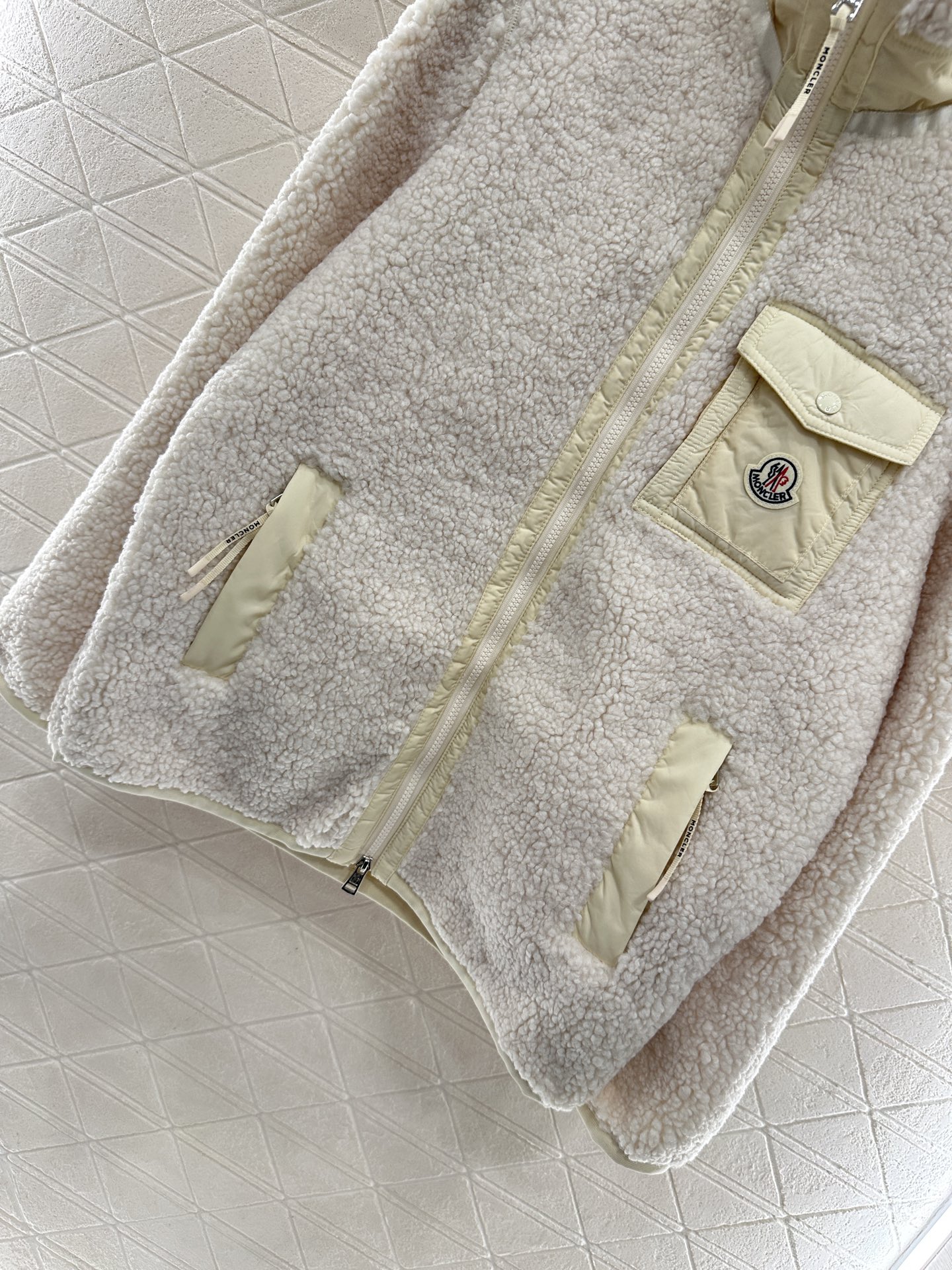 ♥Moncle♥2025新品上架 泰迪毛绒棉服外套通体饰以泰迪毛绒材质，质感柔软舒适，时髦洋气，立领棉服