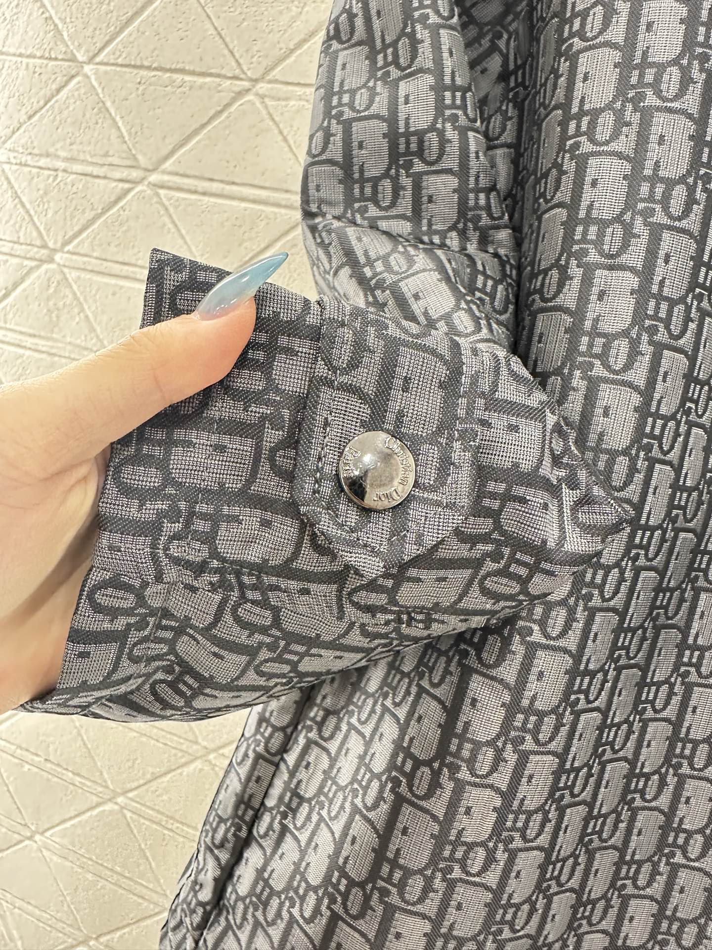 ♥Dio*♥2025新品上架 连帽提花冲锋上衣定制YB进口提花冲锋材质，质感细腻，挺括有型，连帽冲锋卫衣