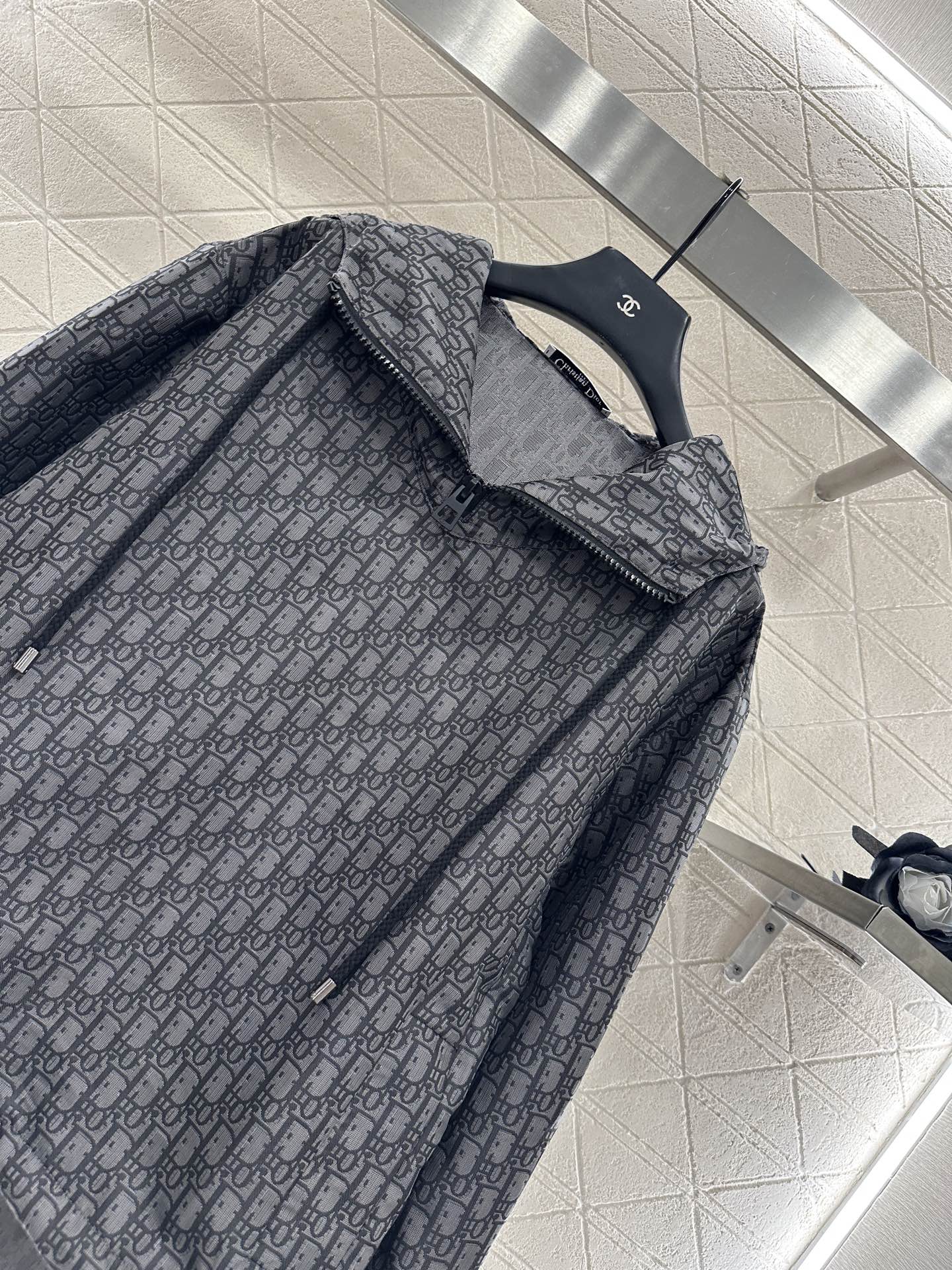 ♥Dio*♥2025新品上架 连帽提花冲锋上衣定制YB进口提花冲锋材质，质感细腻，挺括有型，连帽冲锋卫衣