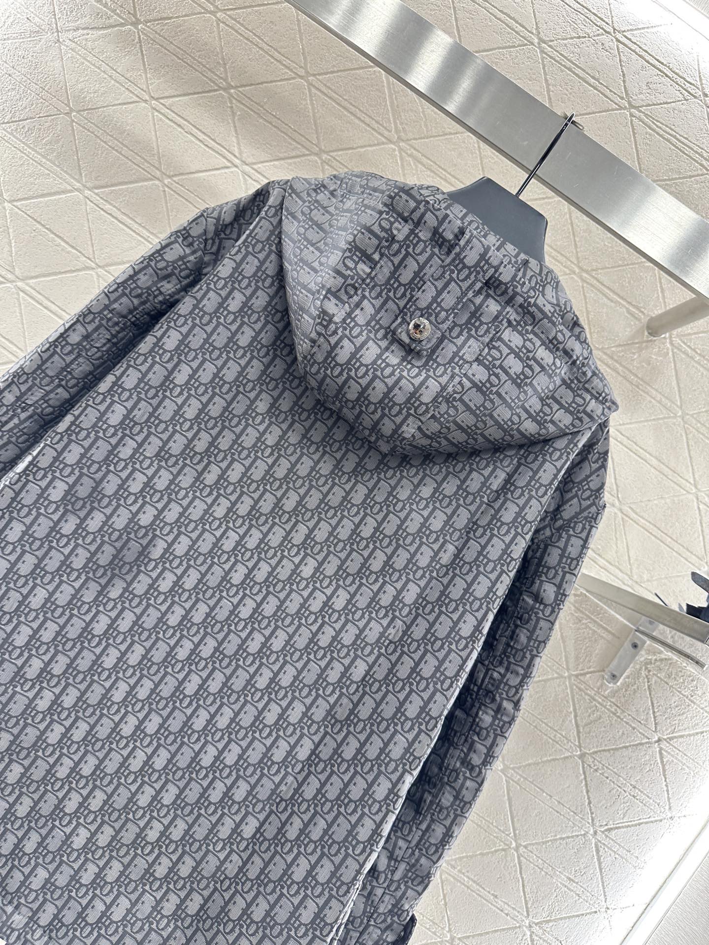 ♥Dio*♥2025新品上架 连帽提花冲锋上衣定制YB进口提花冲锋材质，质感细腻，挺括有型，连帽冲锋卫衣