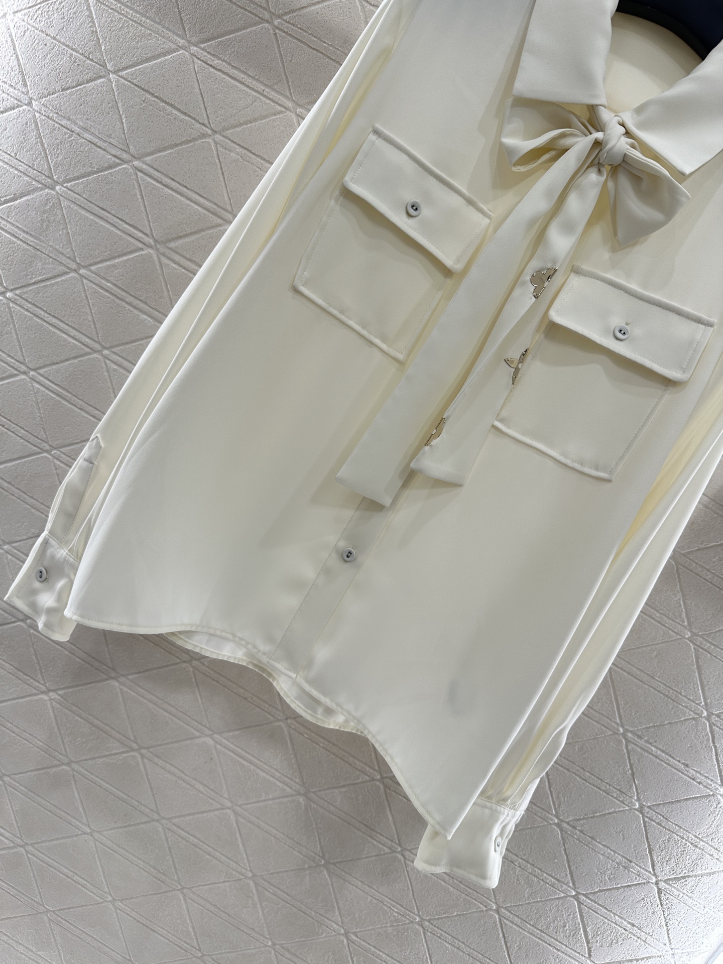 ♥Louis vuitto*♥2025新品上架 蝴蝶结飘带衬衫长裤套装定制YB进口斜纹稠材质，质感光泽，