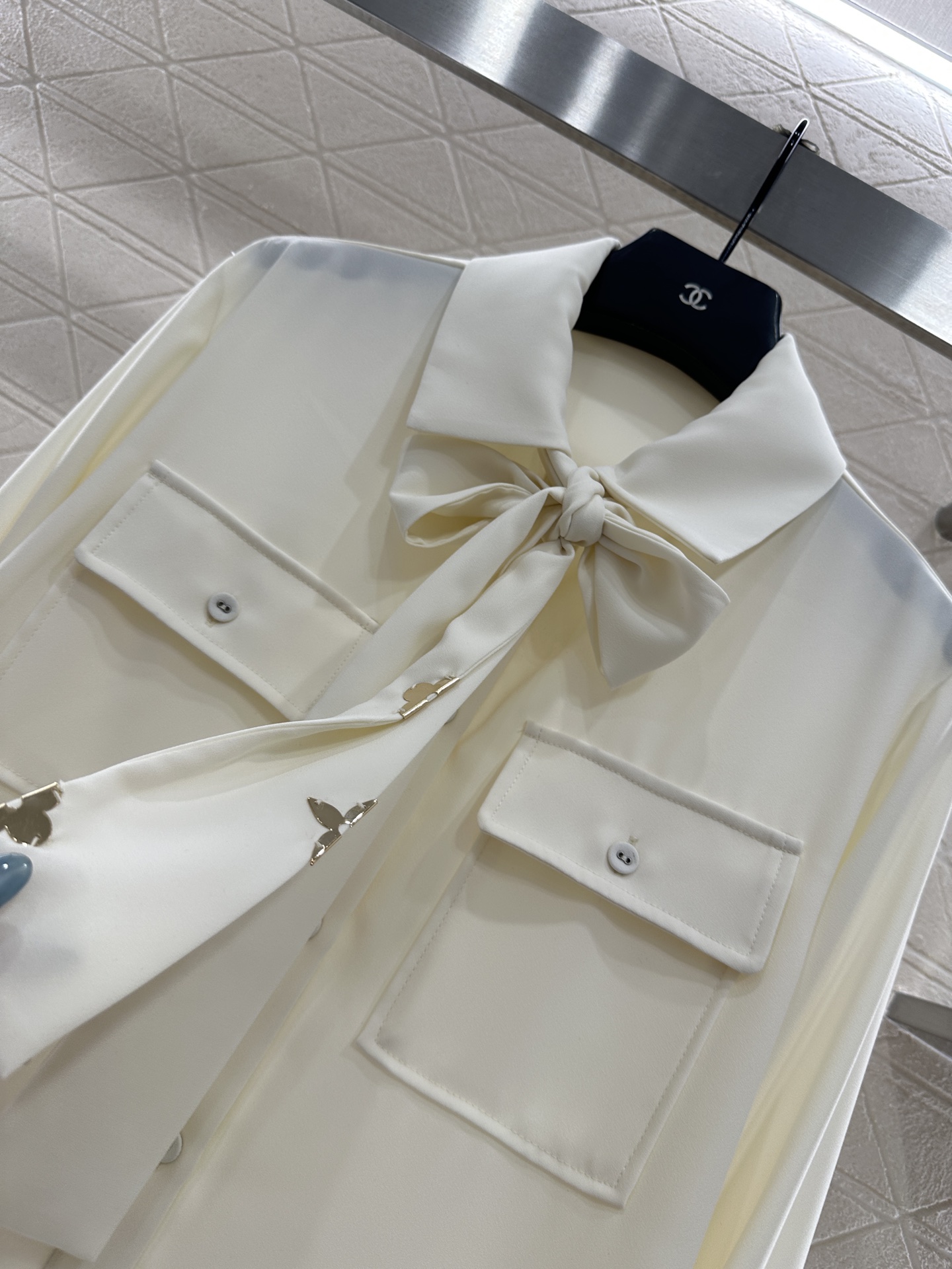 ♥Louis vuitto*♥2025新品上架 蝴蝶结飘带衬衫长裤套装定制YB进口斜纹稠材质，质感光泽，