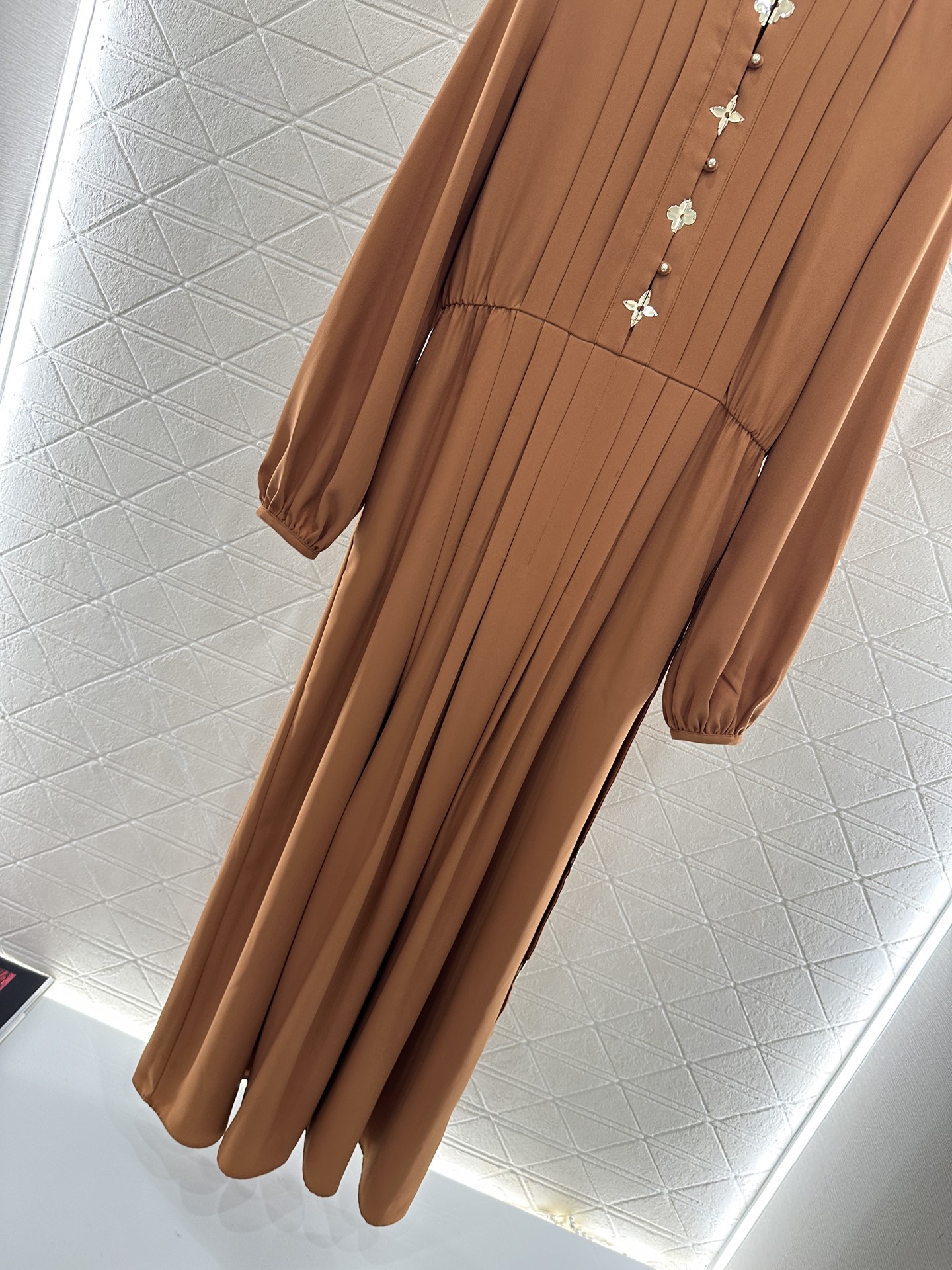 ♥Louis Vuitto*♥2025新品上架 四叶草压褶连衣裙定制YB斜纹棉绸材质，质感舒适细腻，透气