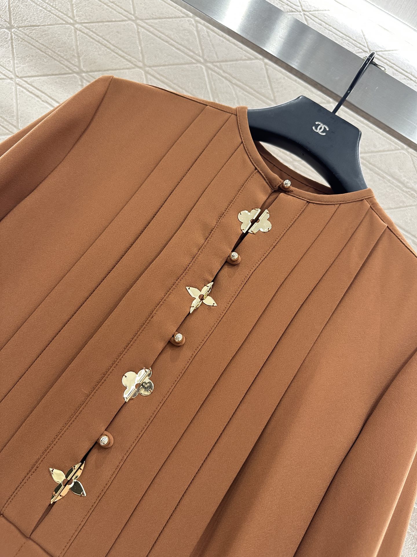 ♥Louis Vuitto*♥2025新品上架 四叶草压褶连衣裙定制YB斜纹棉绸材质，质感舒适细腻，透气