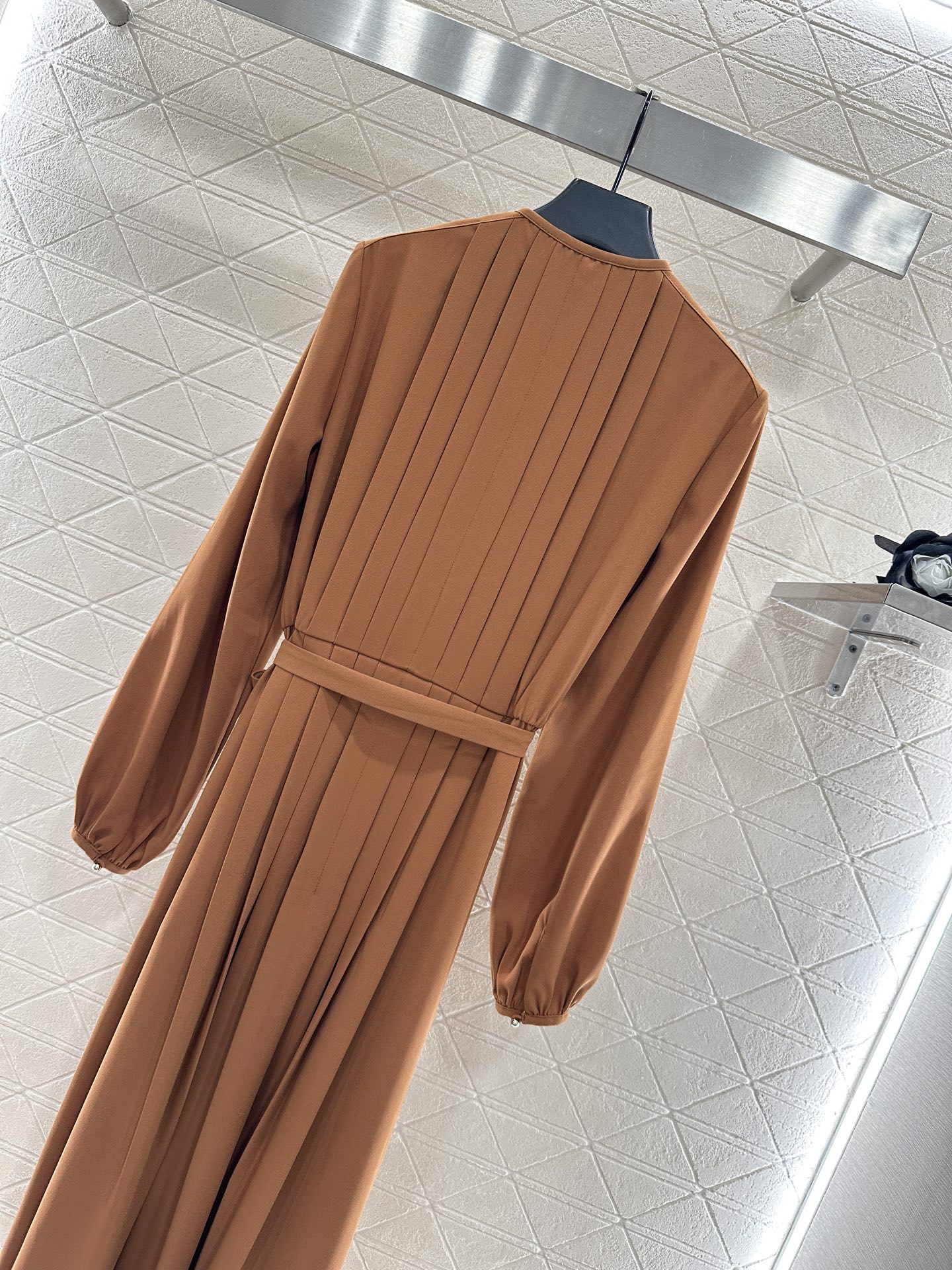 ♥Louis Vuitto*♥2025新品上架 四叶草压褶连衣裙定制YB斜纹棉绸材质，质感舒适细腻，透气