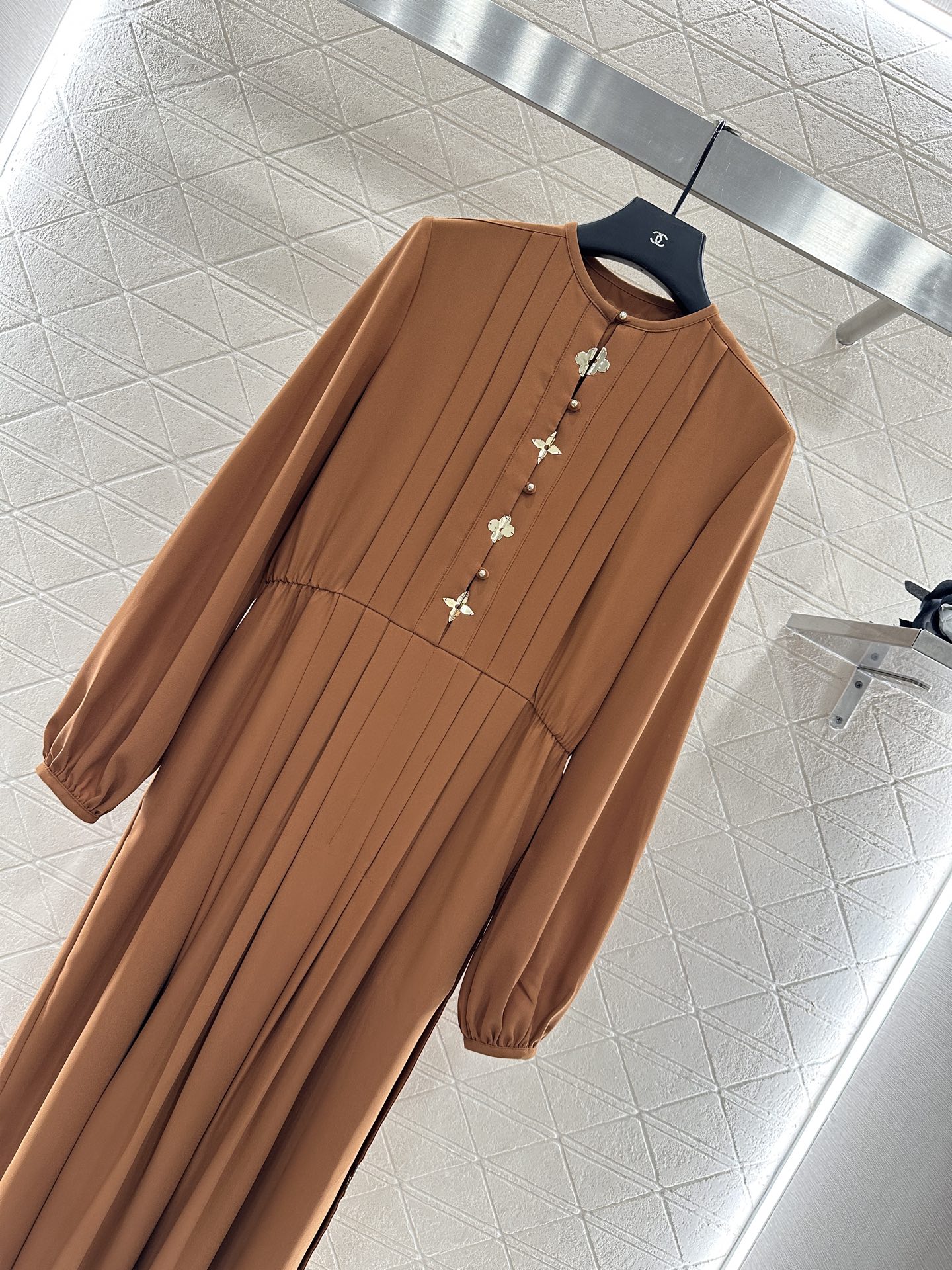 ♥Louis Vuitto*♥2025新品上架 四叶草压褶连衣裙定制YB斜纹棉绸材质，质感舒适细腻，透气