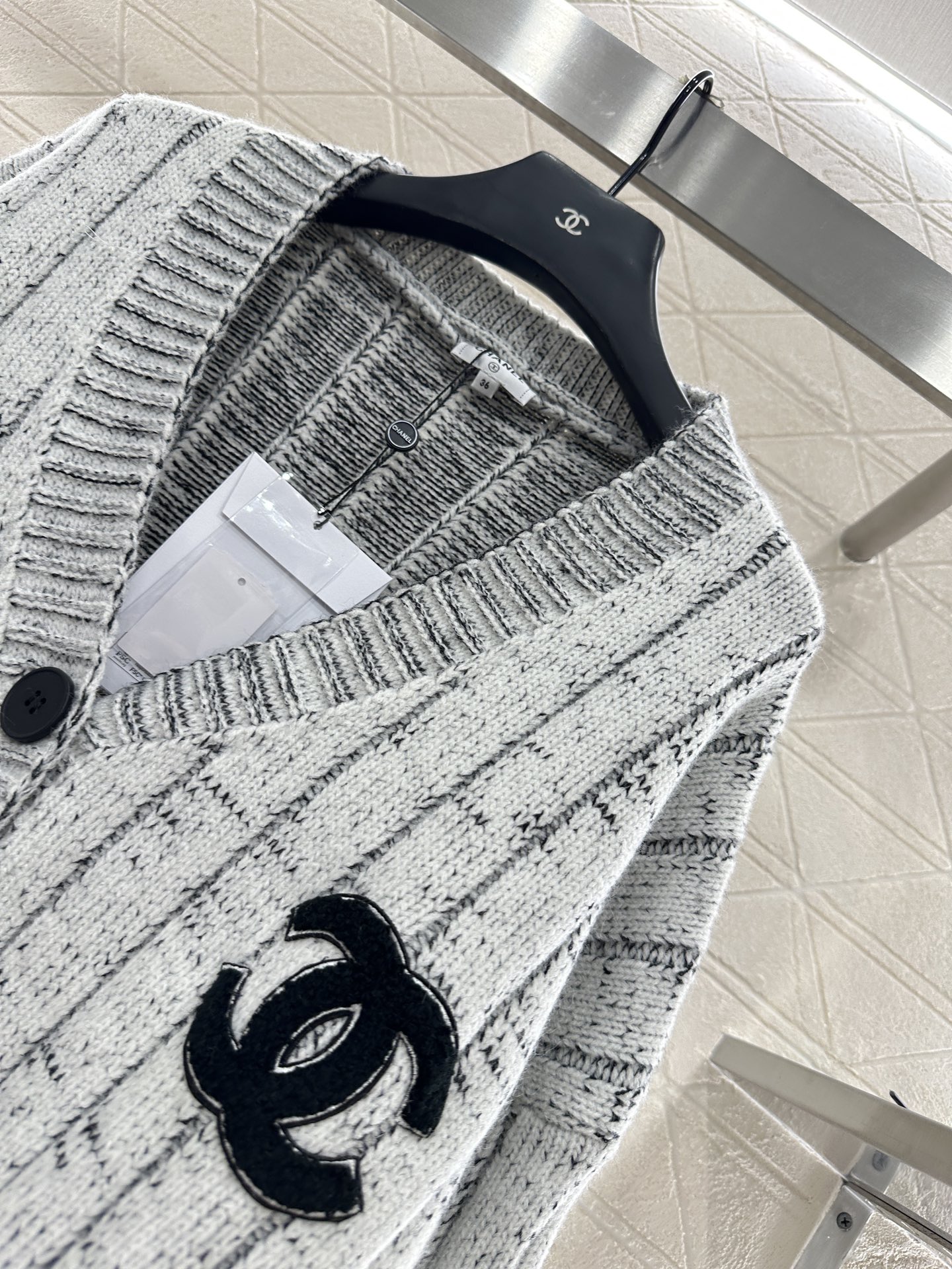 ♥Chane*♥2025新品上架 毛绒双C针织开衫定制YB羊毛纱线织造，舒适软糯，弹力十足，V领针织开衫