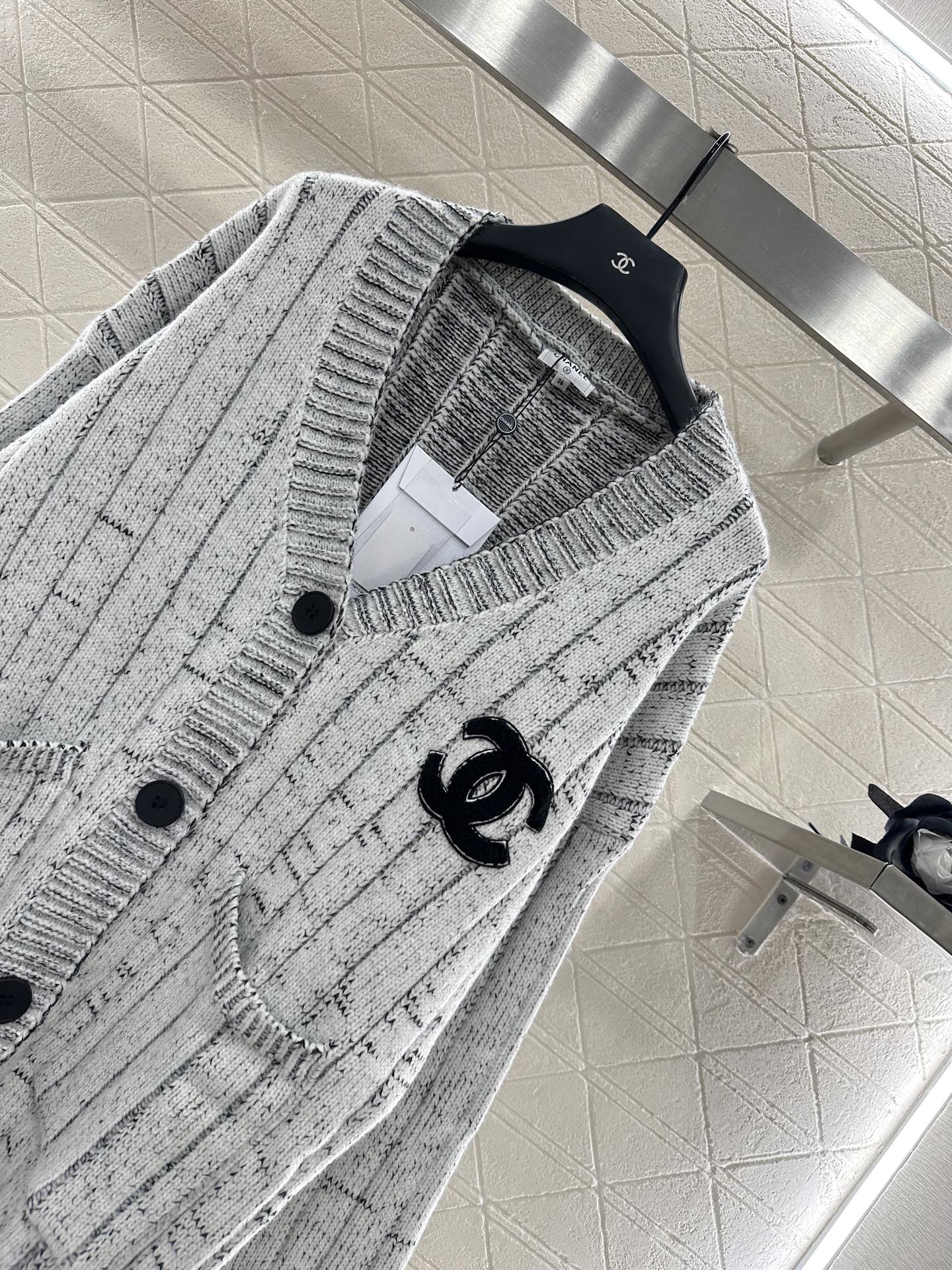 ♥Chane*♥2025新品上架 毛绒双C针织开衫定制YB羊毛纱线织造，舒适软糯，弹力十足，V领针织开衫